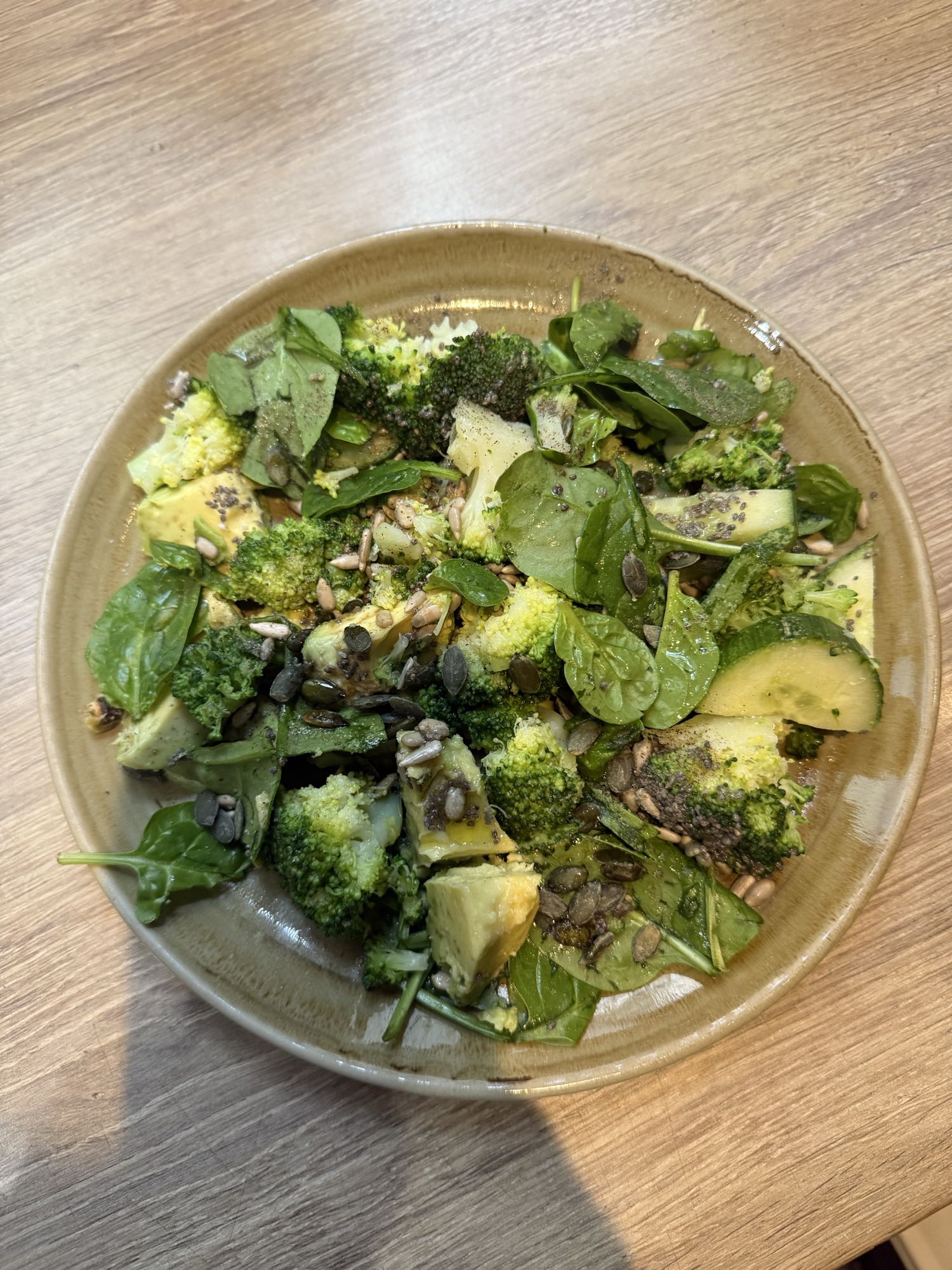 Salade verte avocat graines