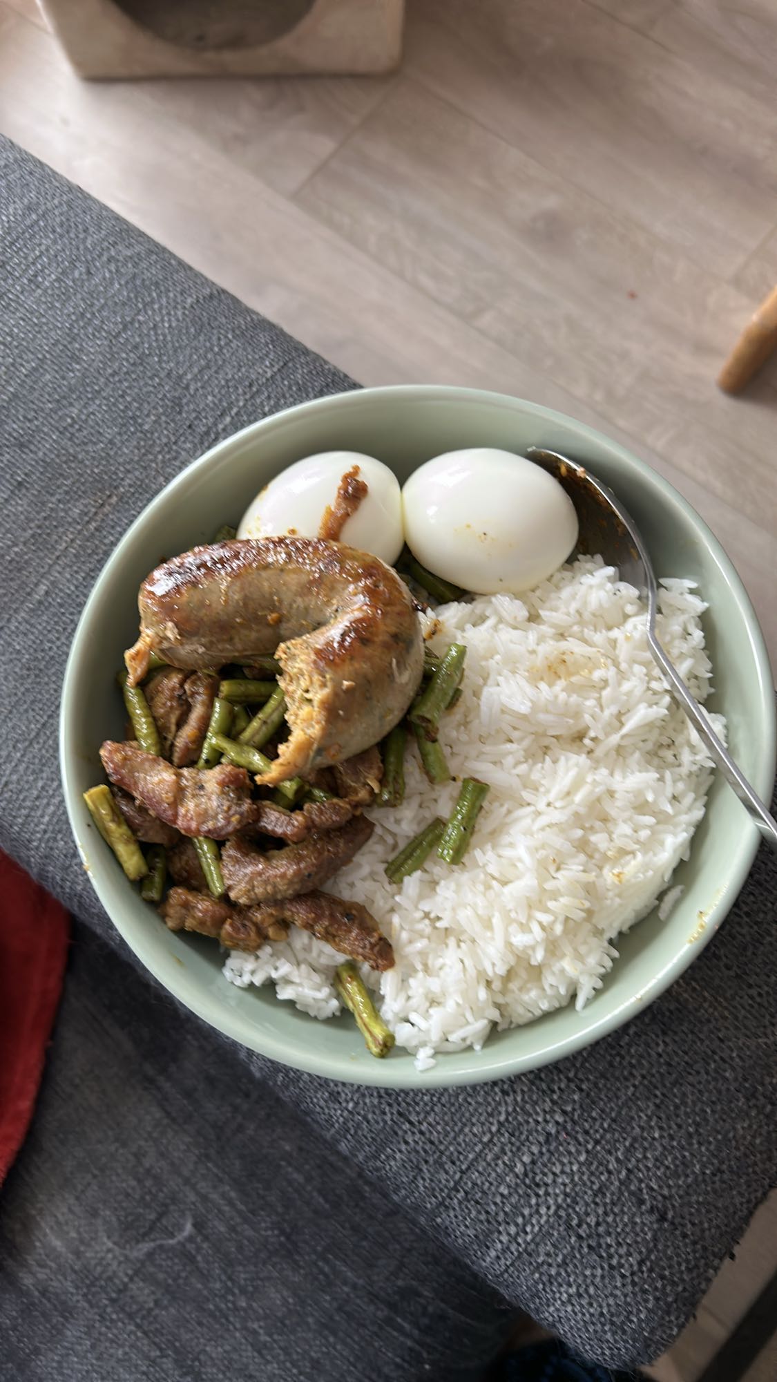 Ris med egg og pølse