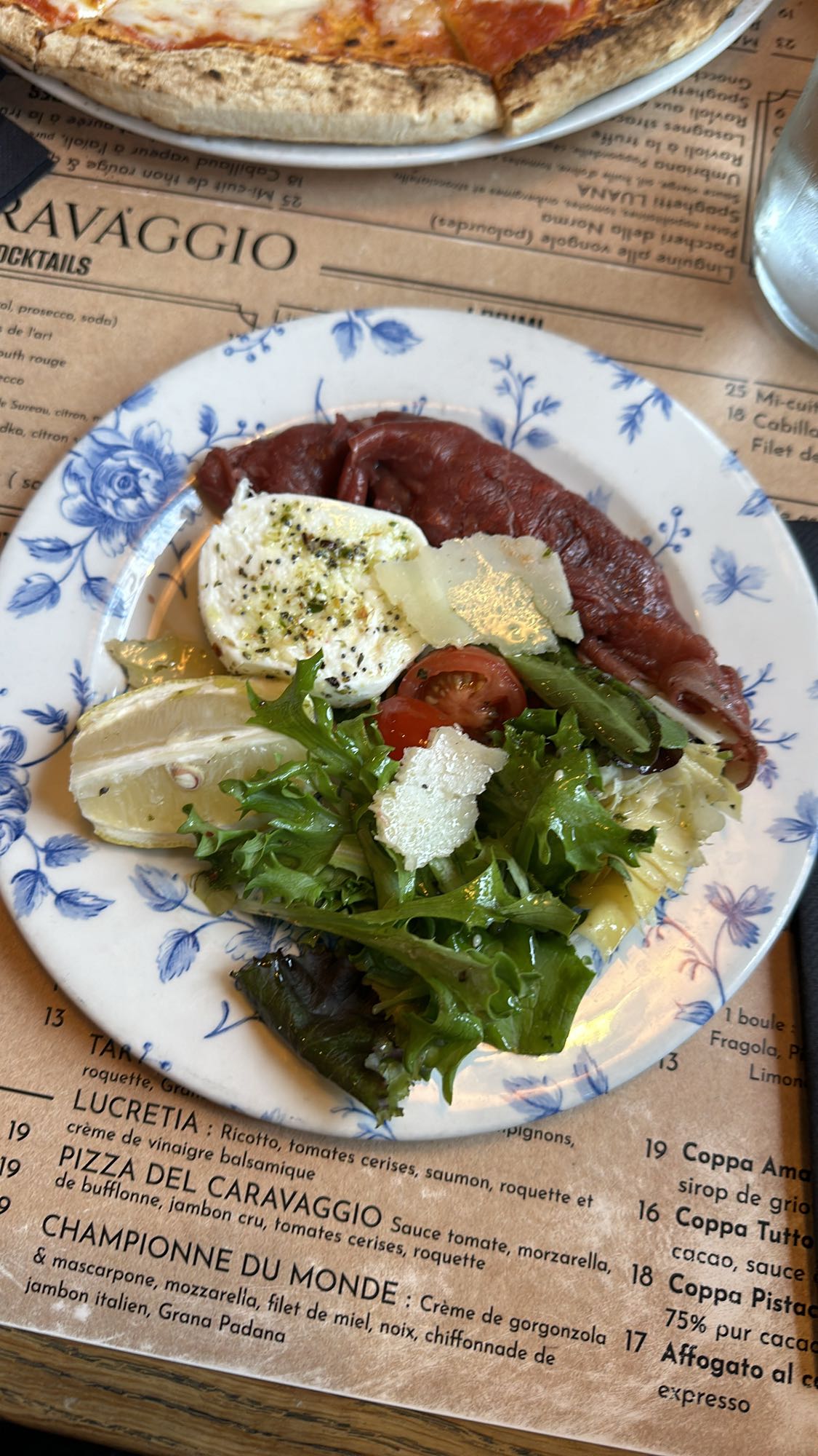 Salată cu mozzarella și vită