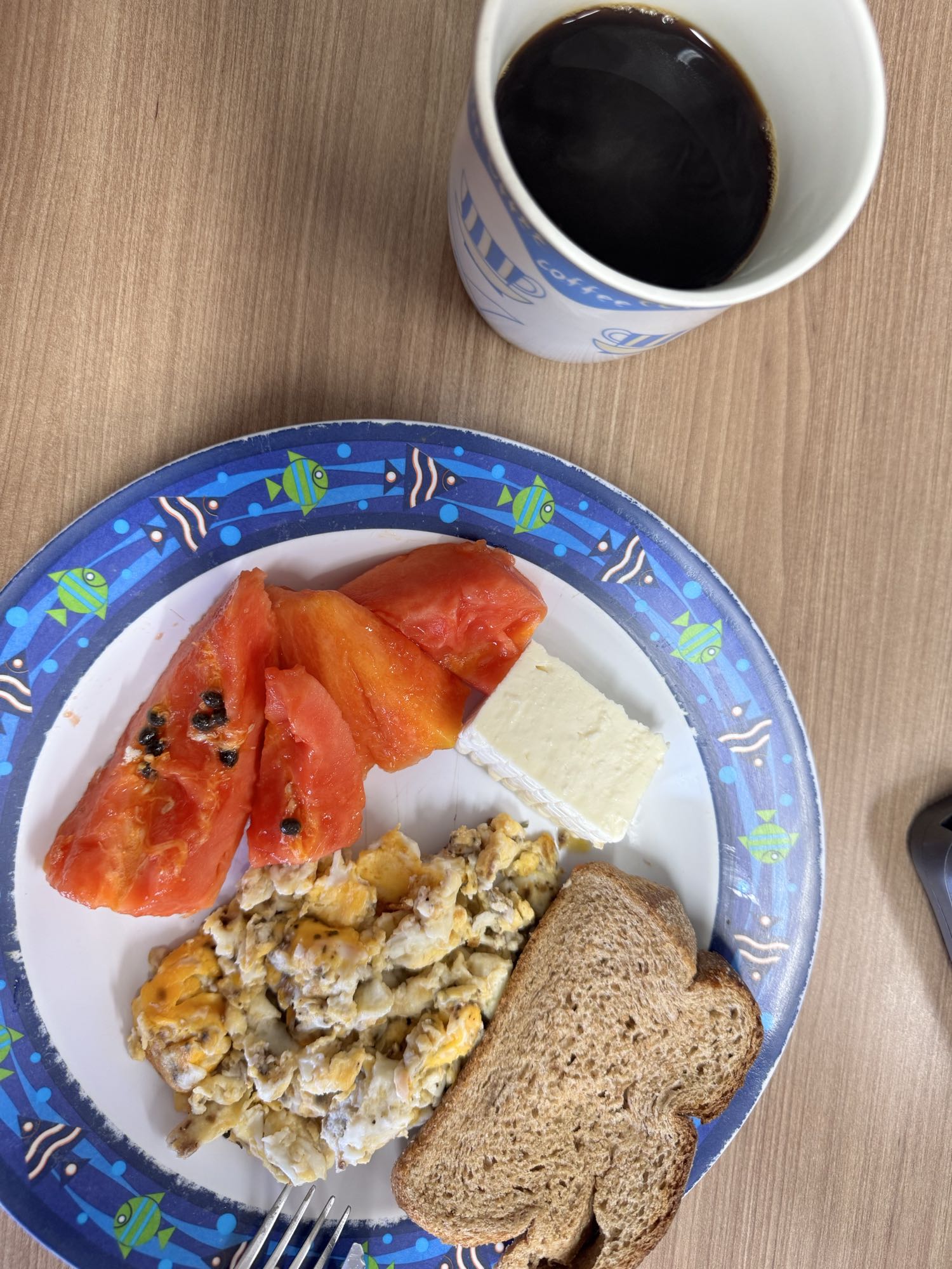 Café com ovos e frutas