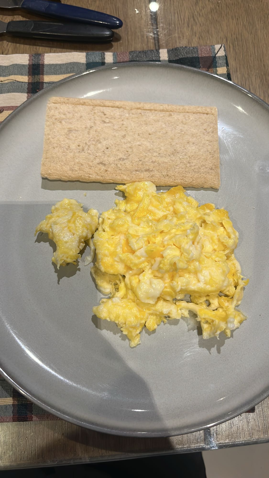 huevos revueltos y galleta