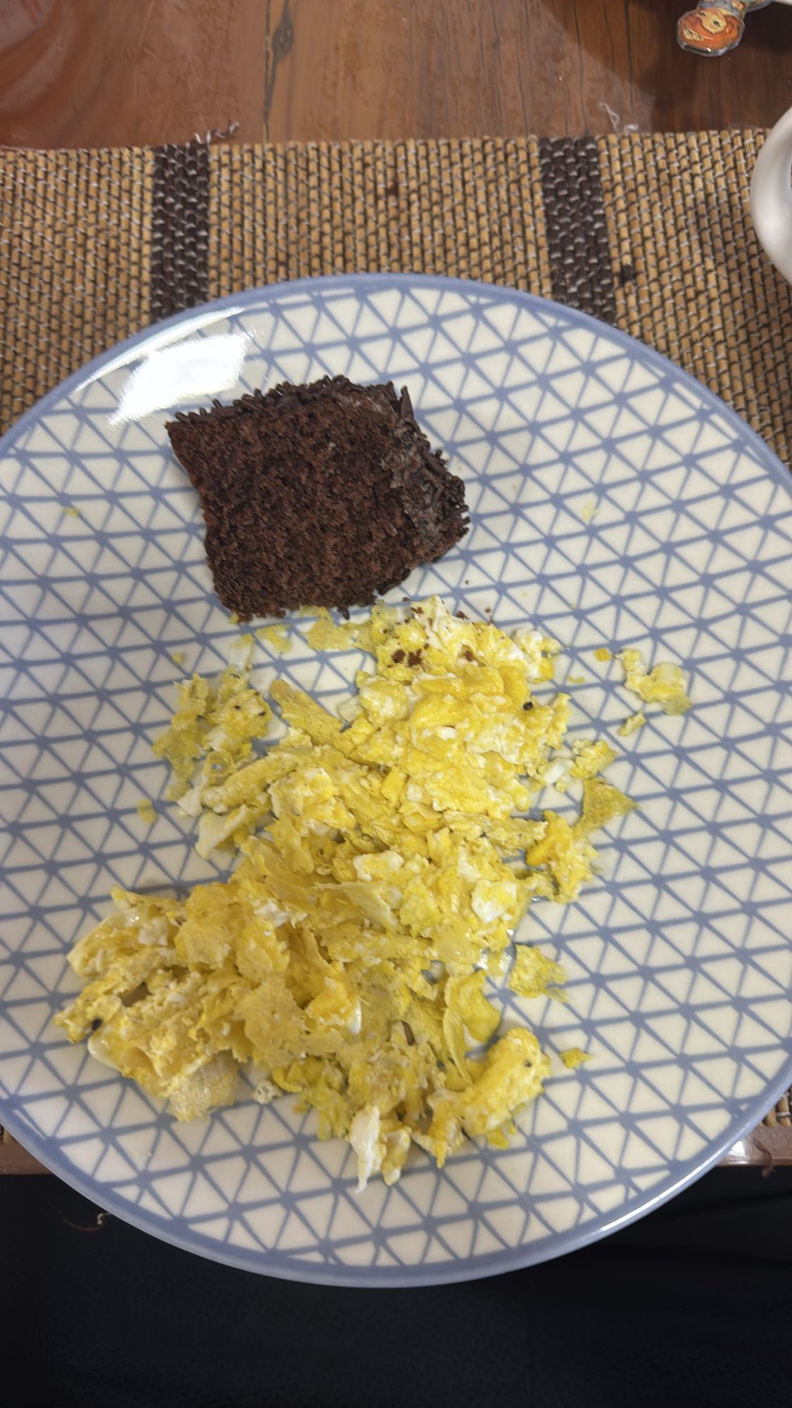 Ovos mexidos e pão integral