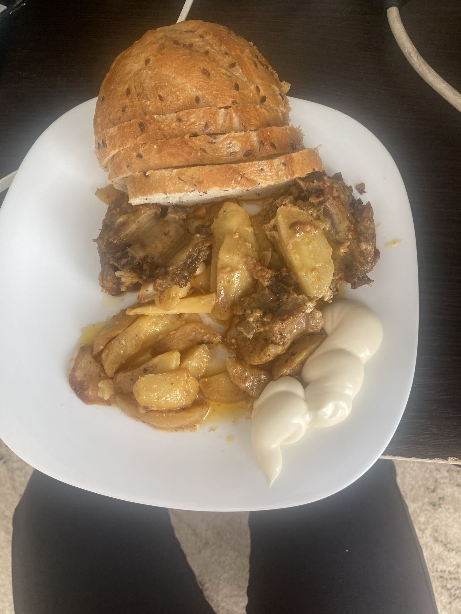 Картофель с мясом и хлебом