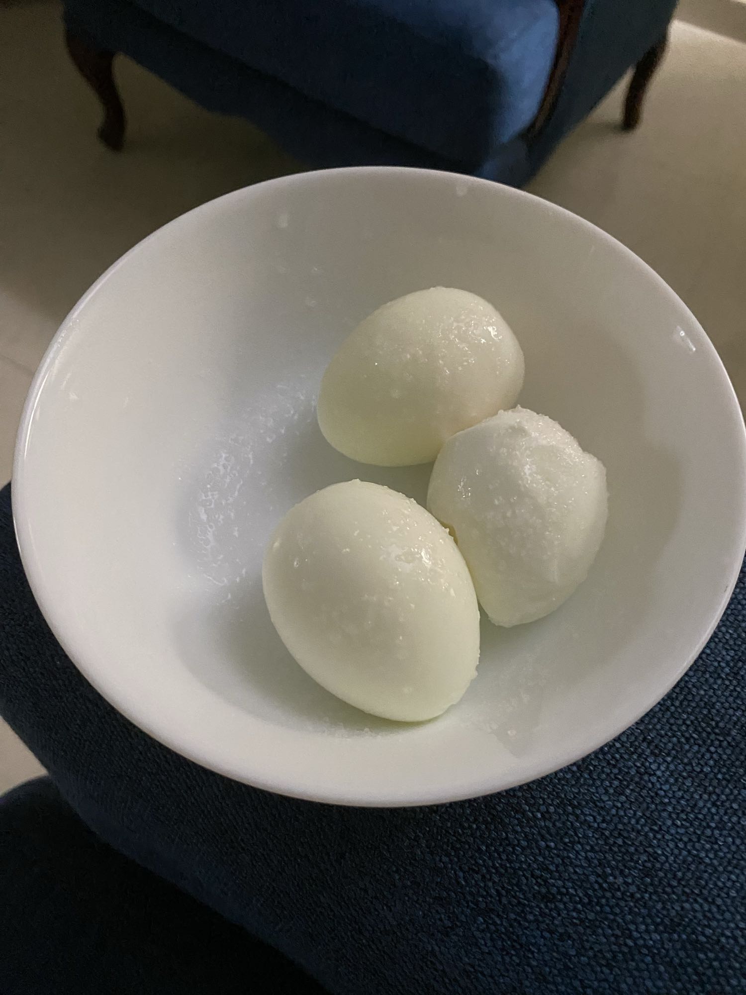 Huevos duros con sal