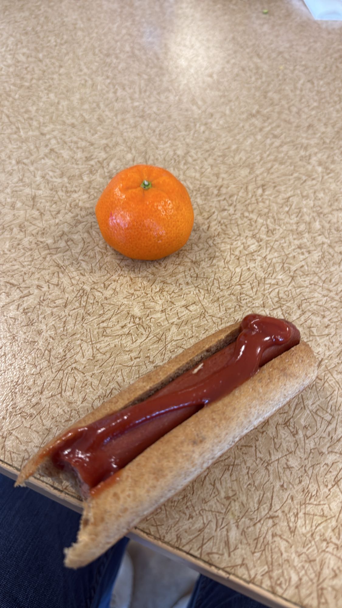 Korv med bröd och clementin