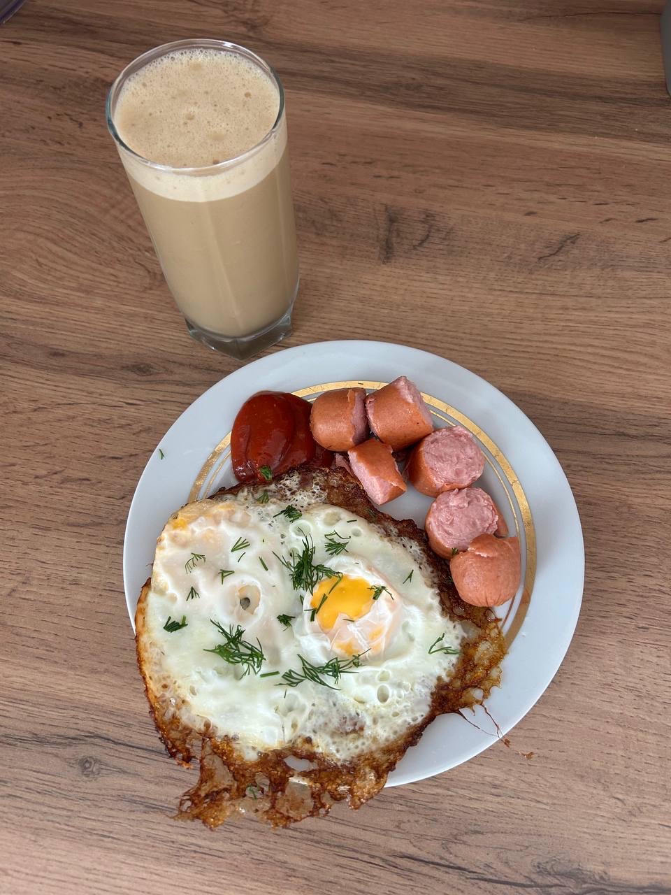 Яичница с сосисками и кофе