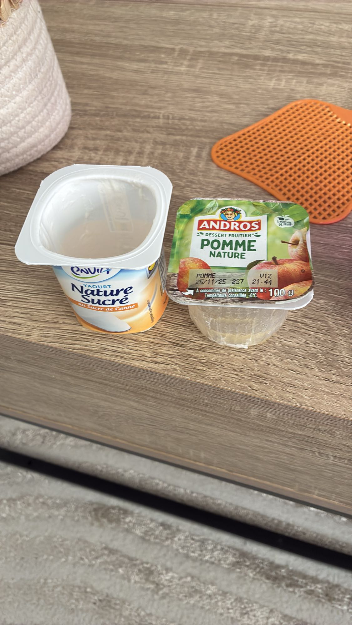 Yaourt sucré et compote pomme