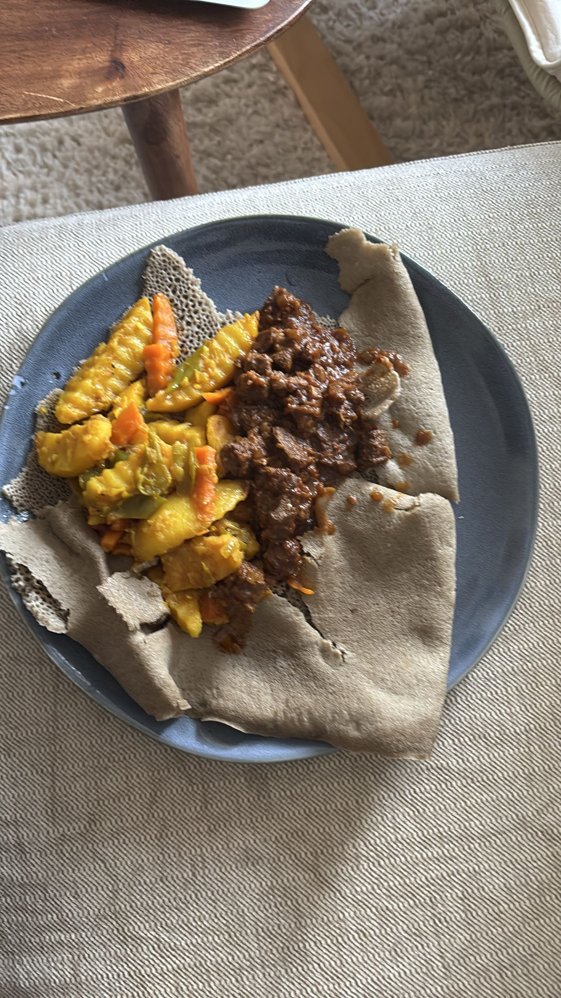 Injera med grönsaker och köttgryta