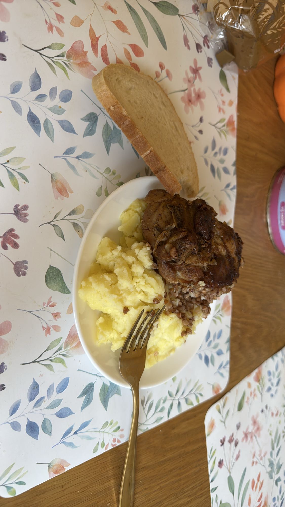 Картофель с курицей и хлебом