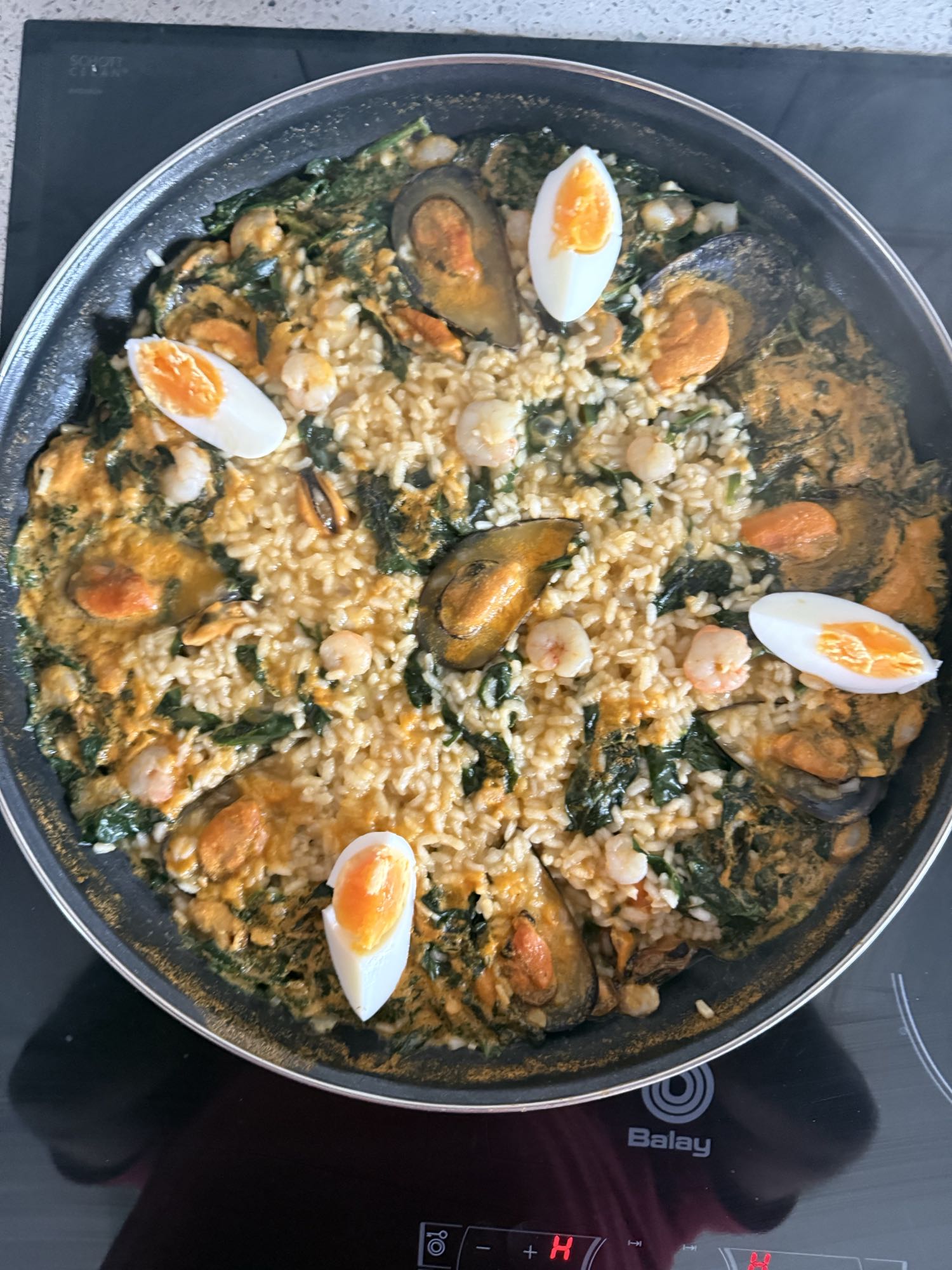 paella de mariscos y huevo
