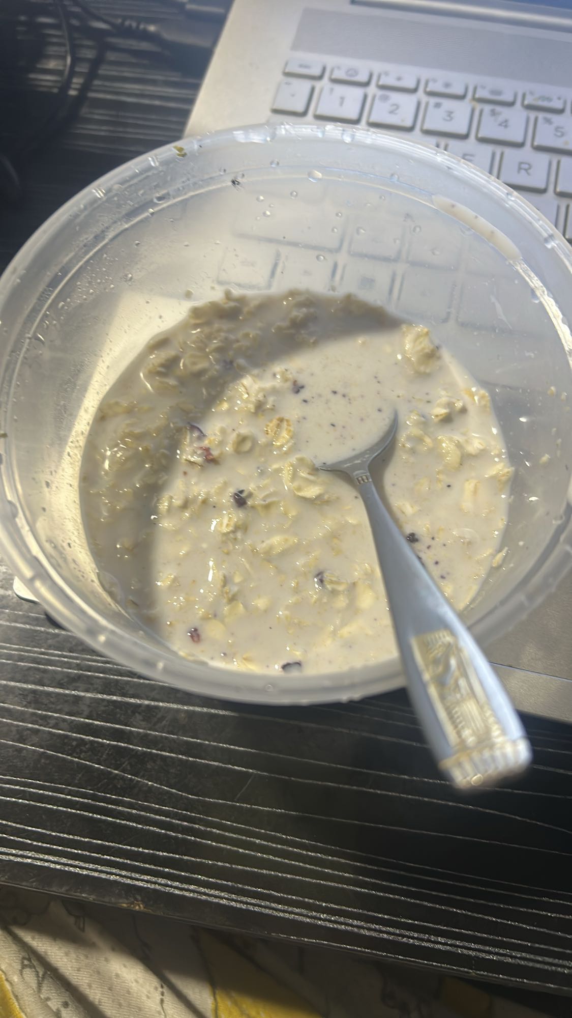 Instant oats with berries