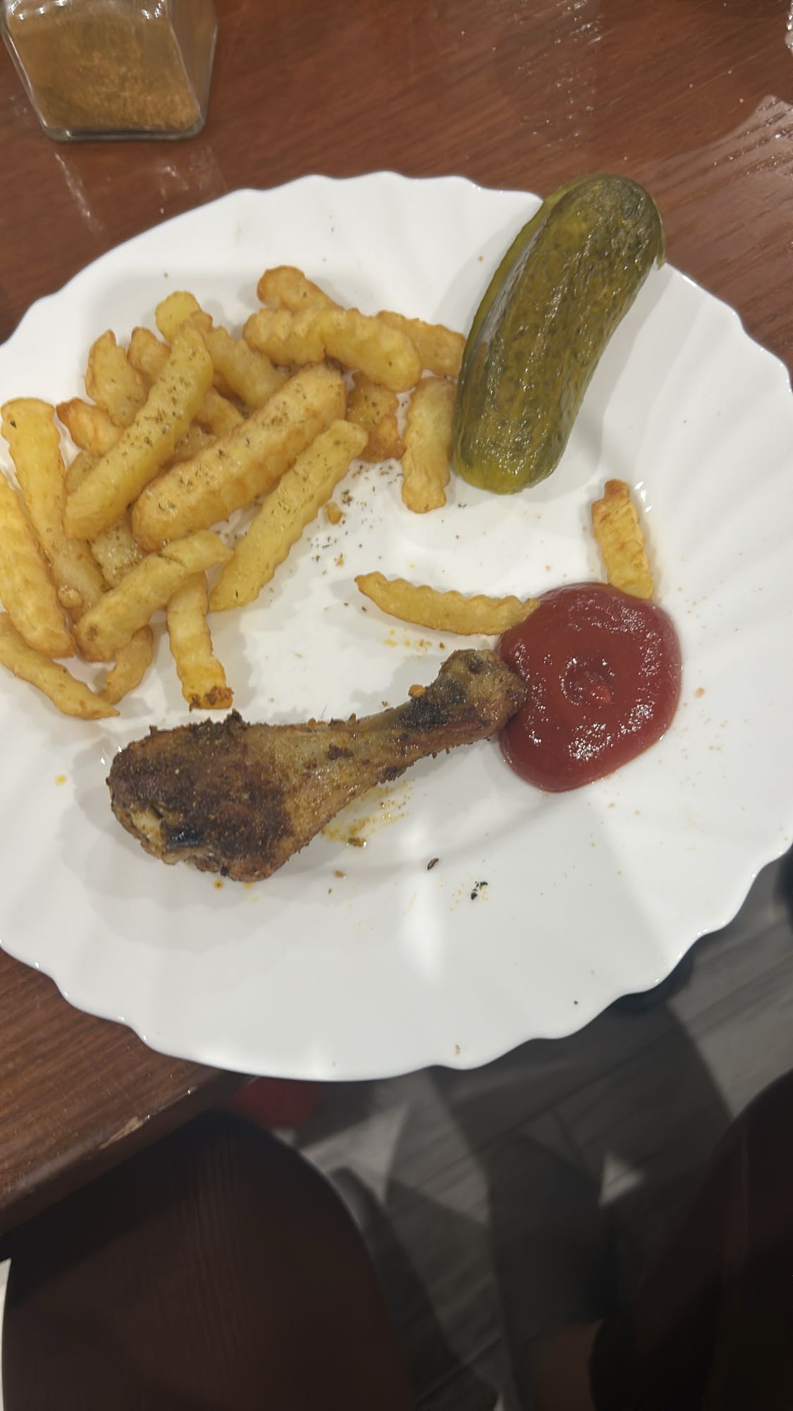 Frytki, pałka kurczaka, ogórek