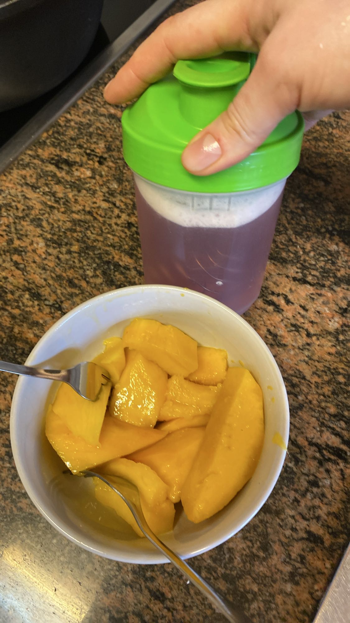 Mango y bebida morada