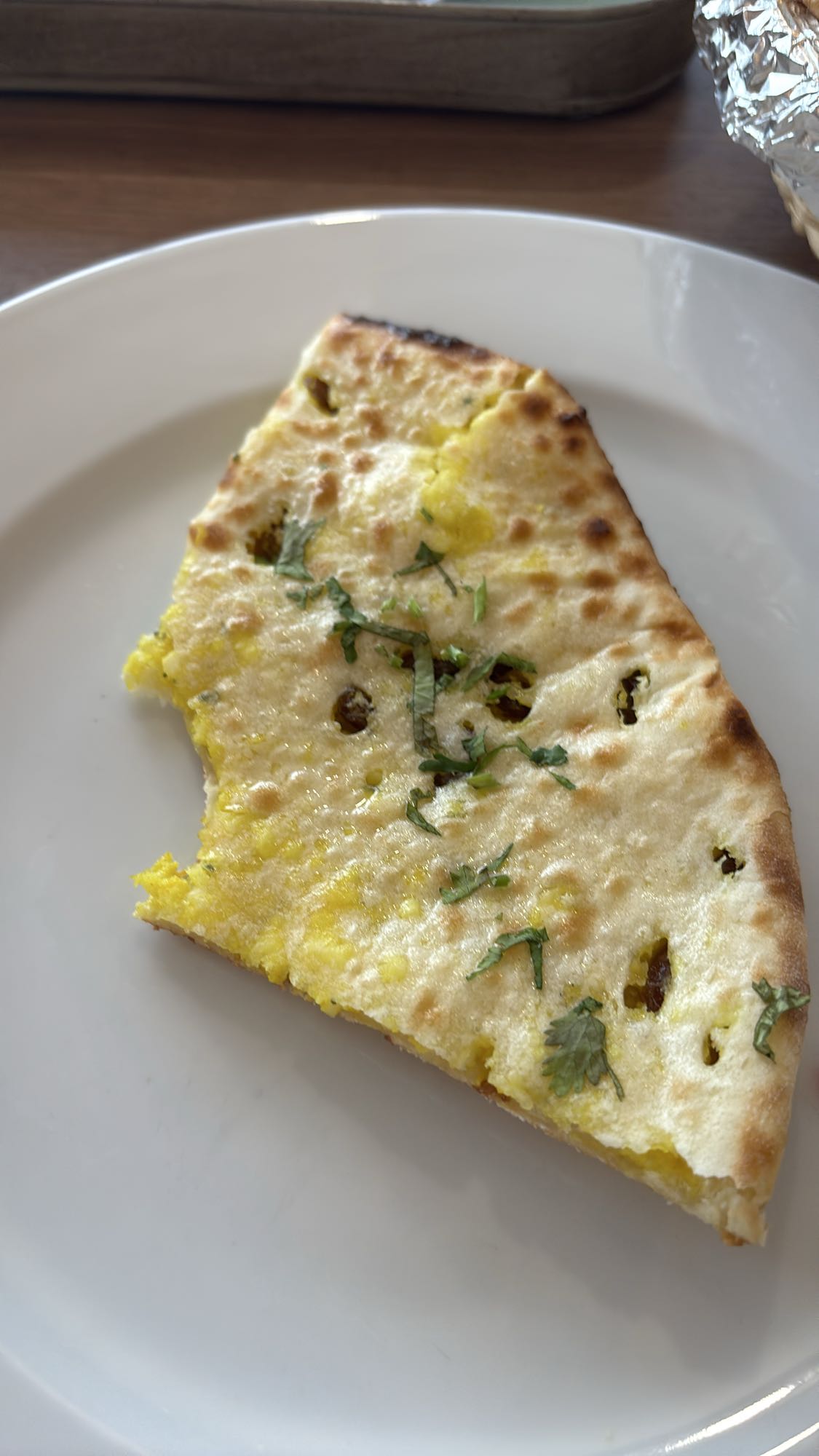 Naan z masłem i kolendrą