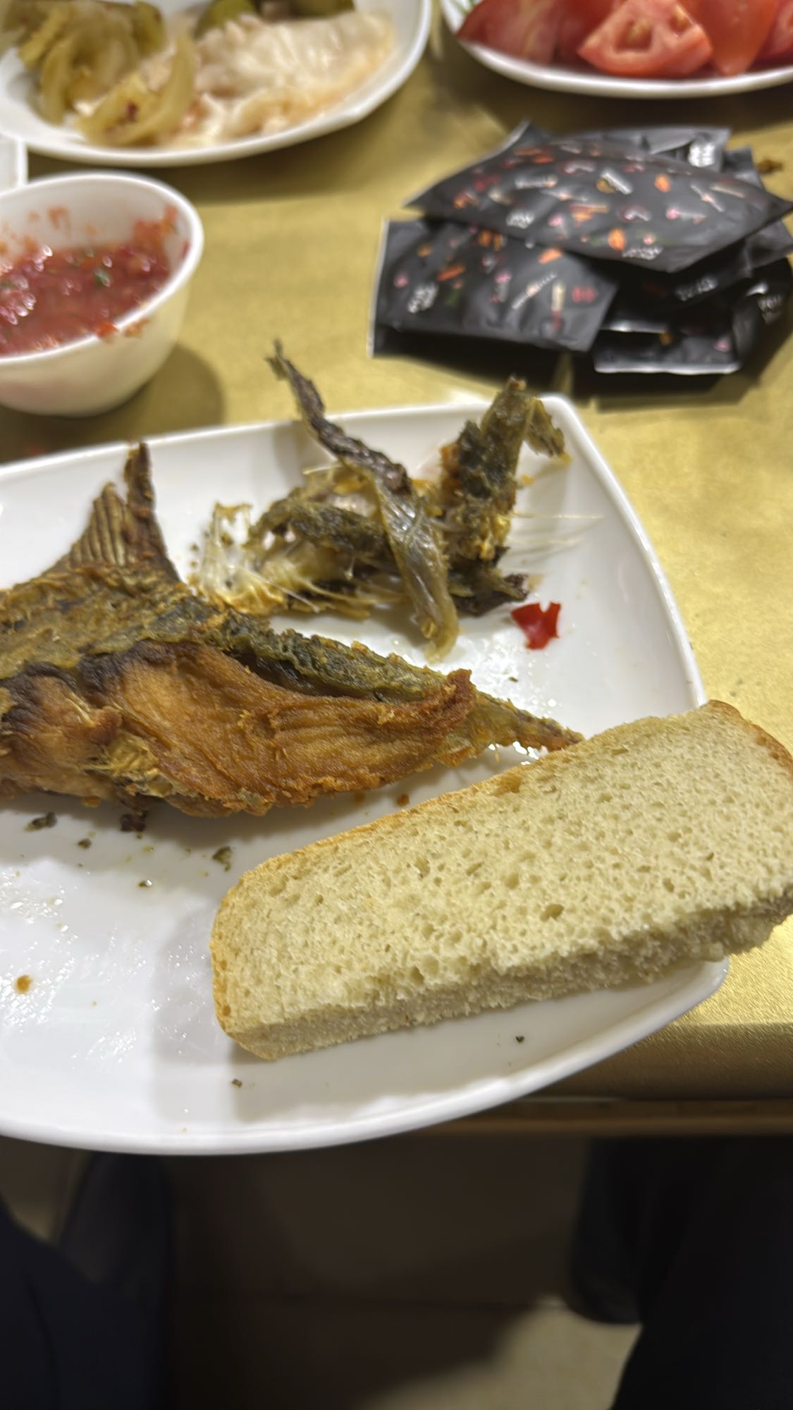 жареная рыба с хлебом