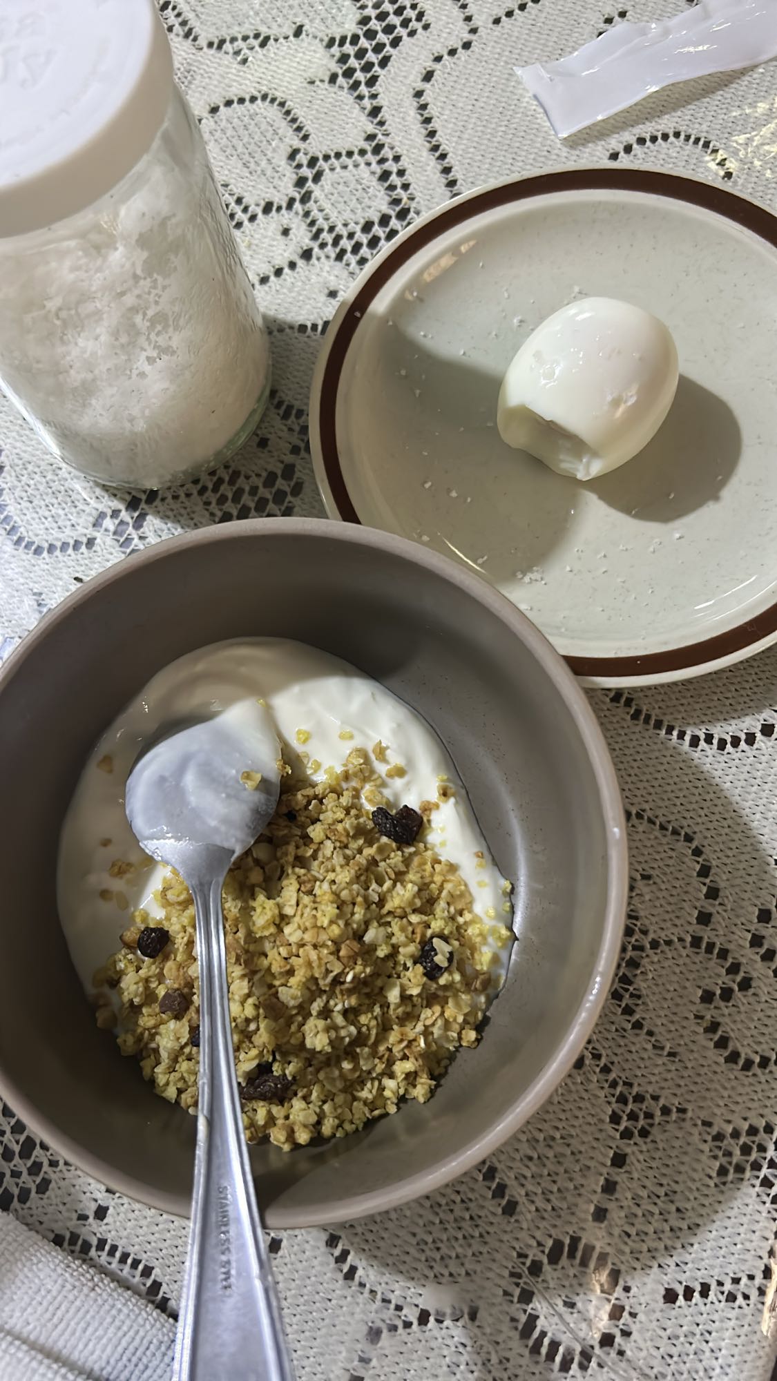 Desayuno con yogur y huevo