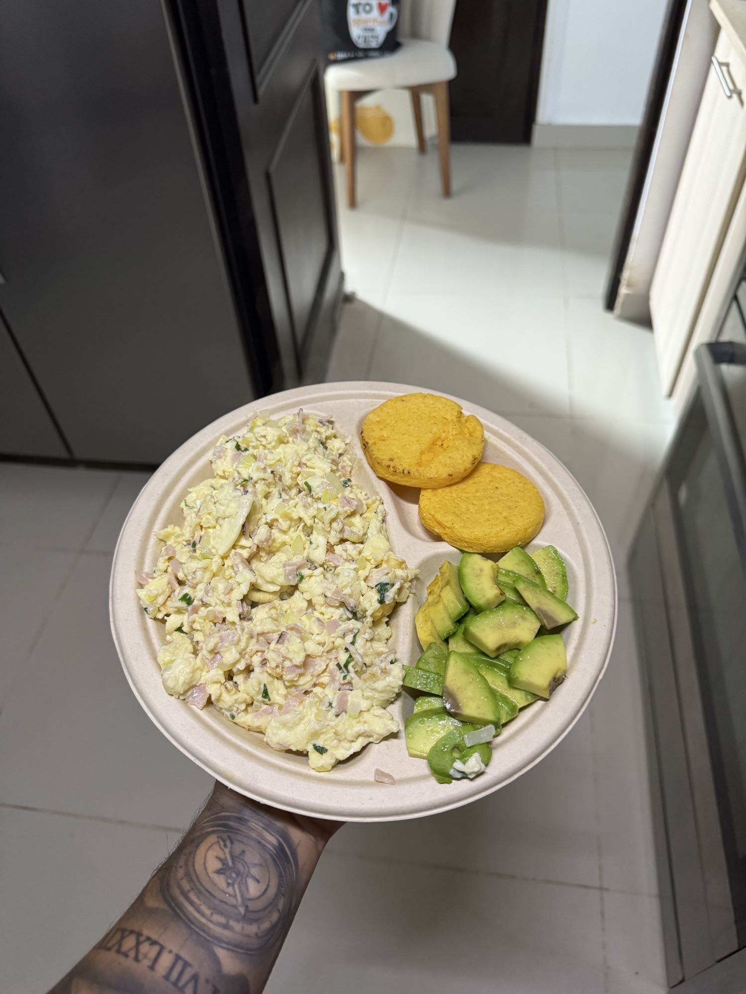 Huevos revueltos con claras, vegetales, queso, tortillas y aguacate