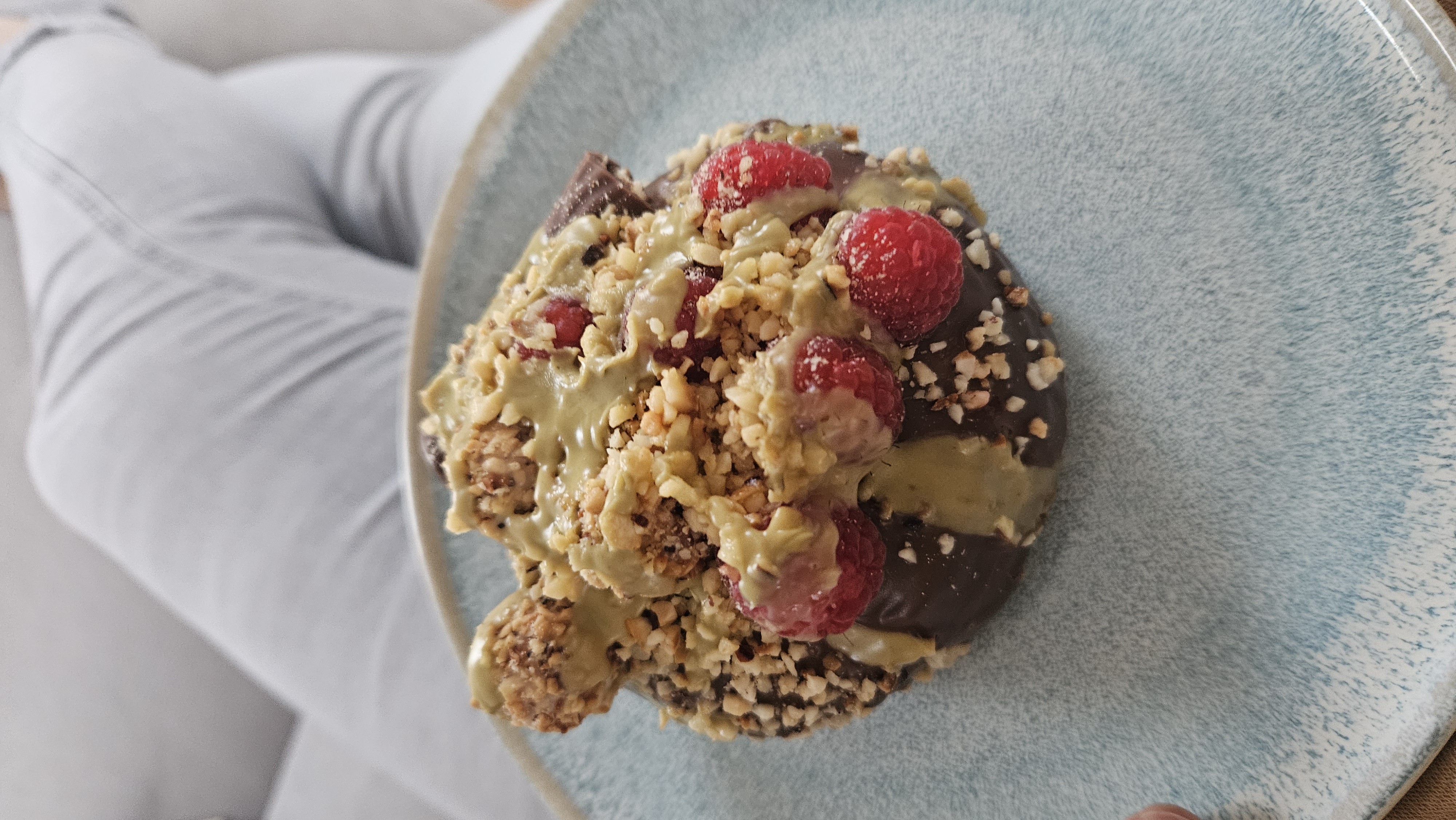 Schokoladendonut mit Himbeeren