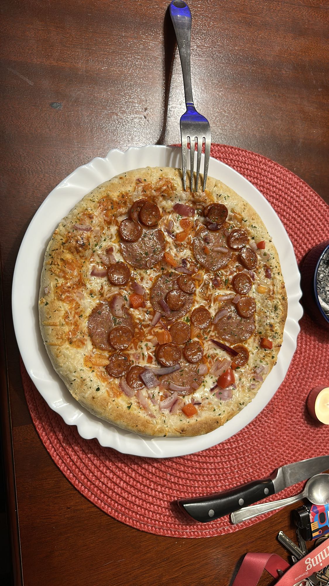 Pizza cu salam și legume