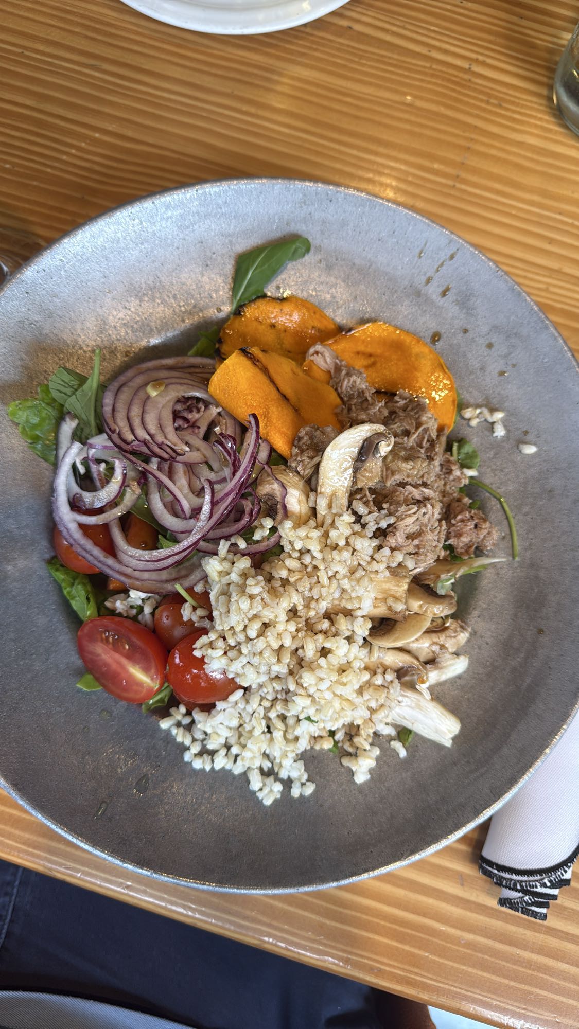 Ensalada con arroz y carne