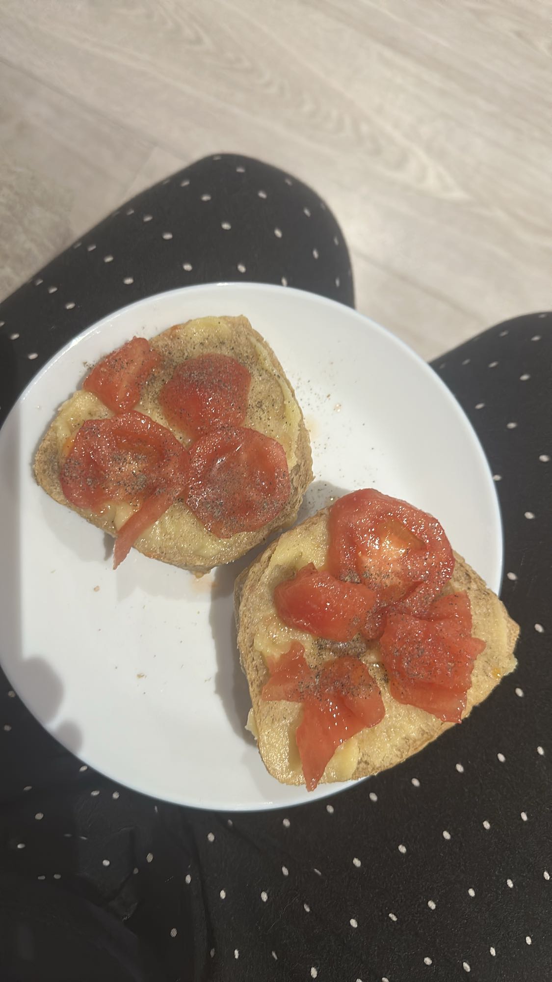 Grzanki z pomidorem i serem