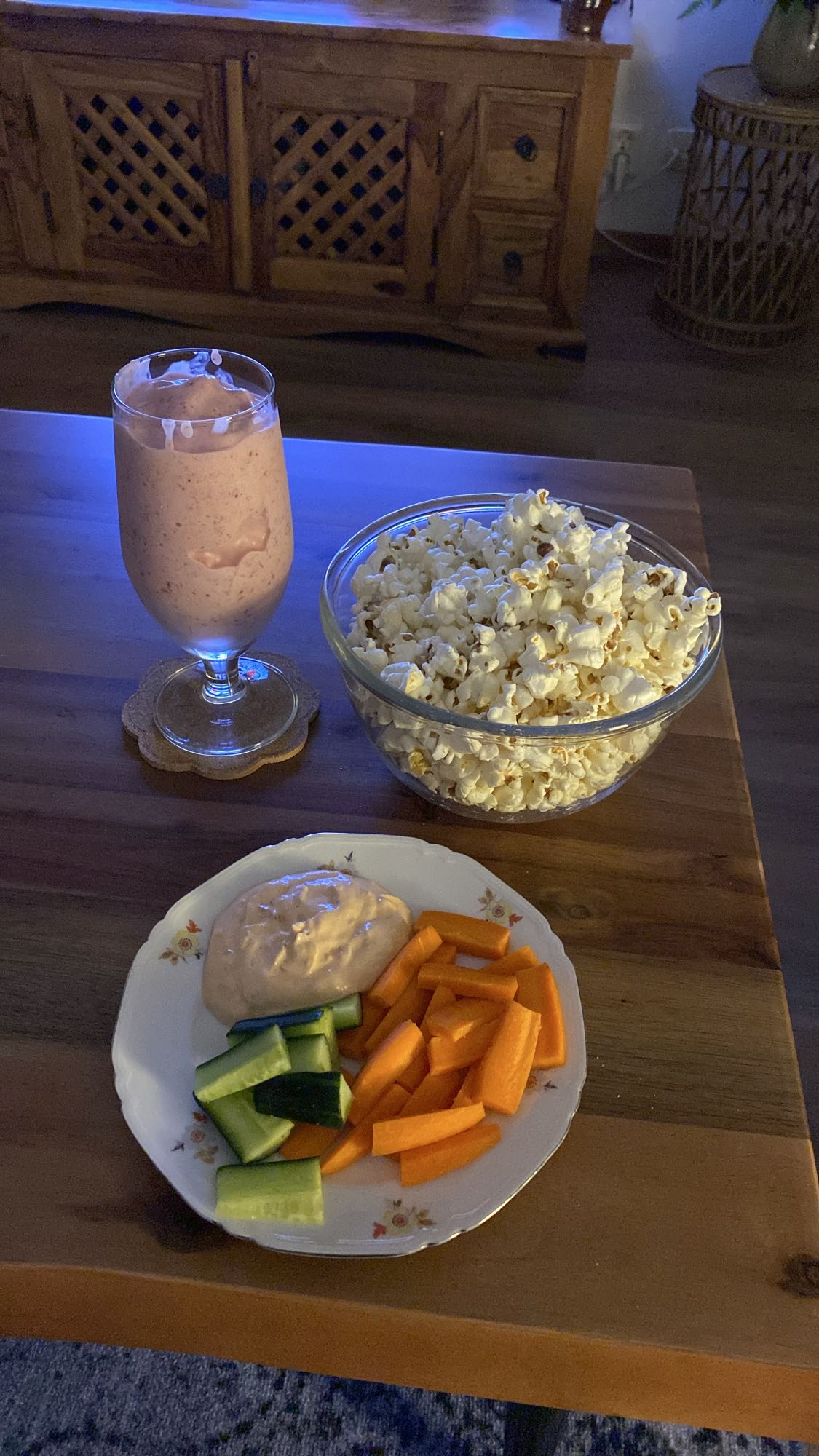 Popcorn, smoothie och grönsaker