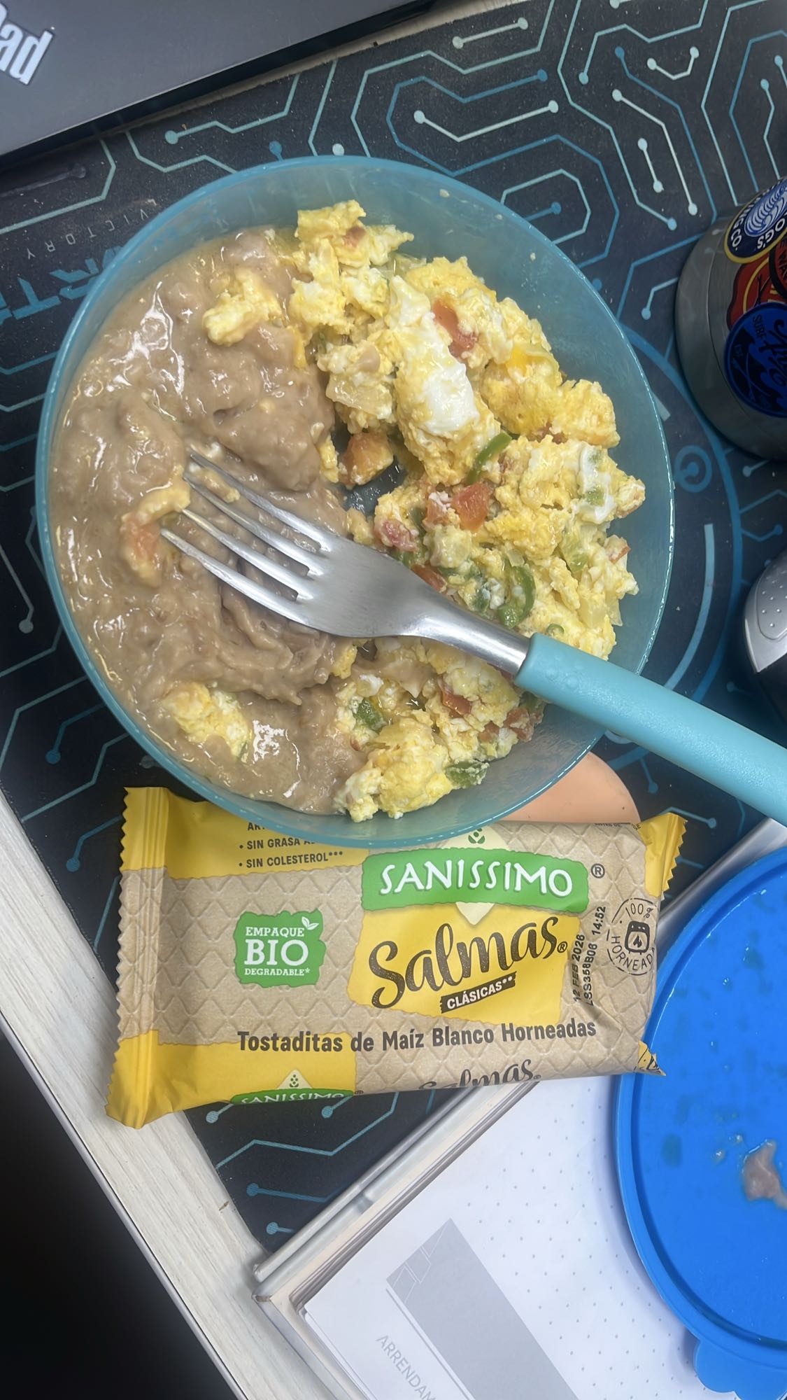 Huevos con frijoles y salmas