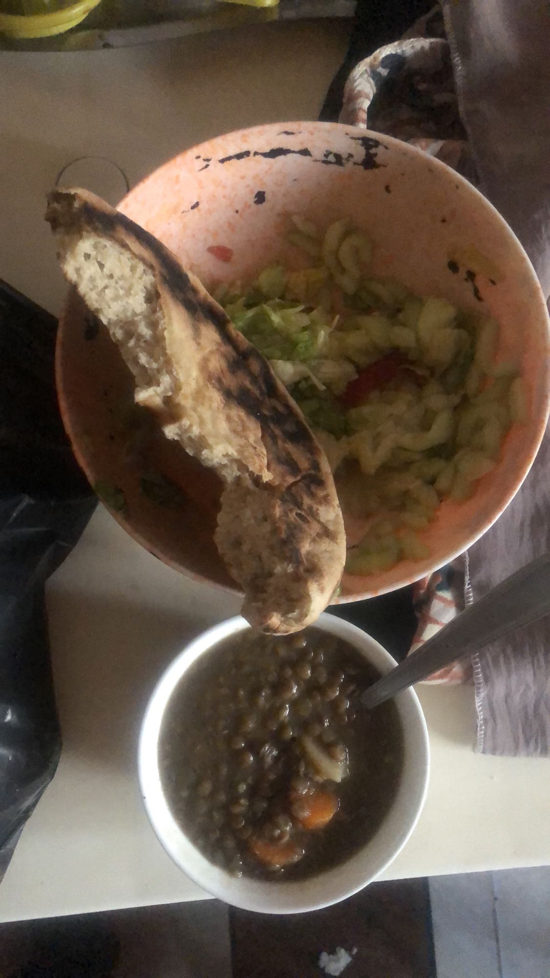 Soupe de lentilles, salade, pain