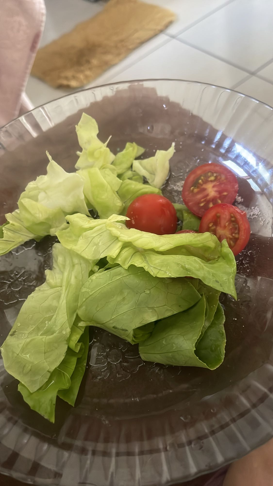Salada simples de alface e tomate