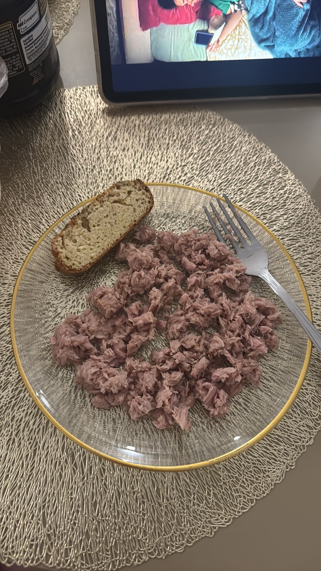 тунец с чечевичным хлебом и йогуртом