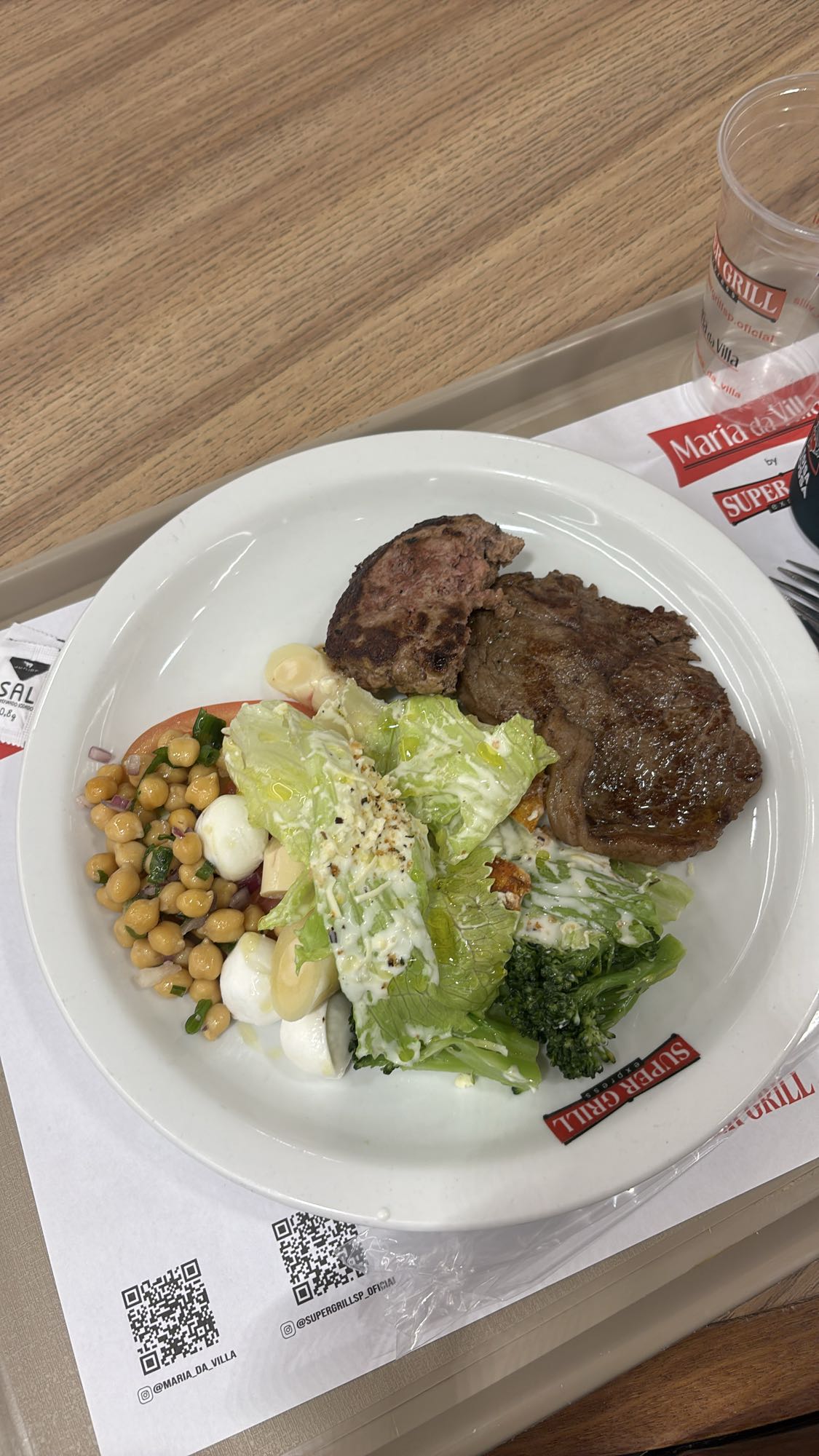 Salada com bife grelhado