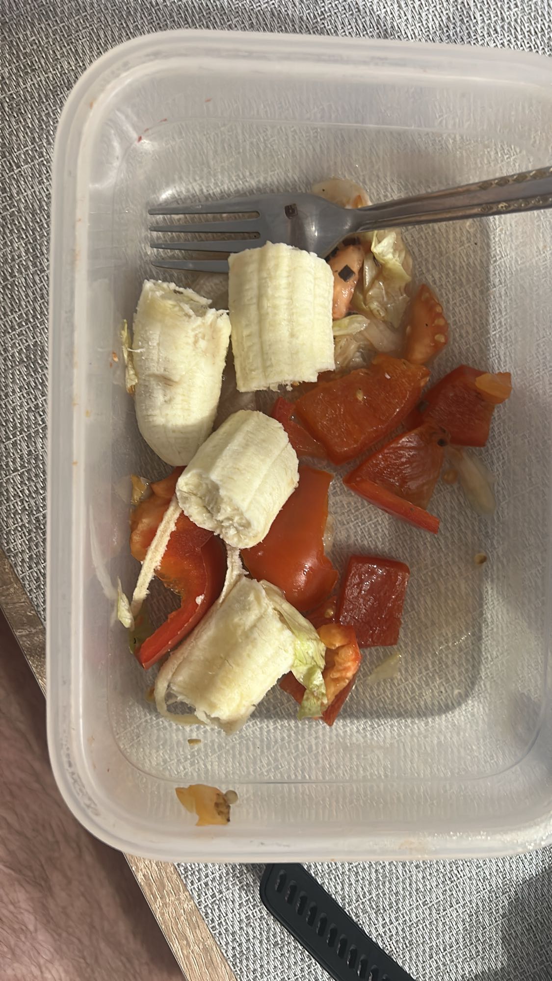 Sałatka z bananem i papryką