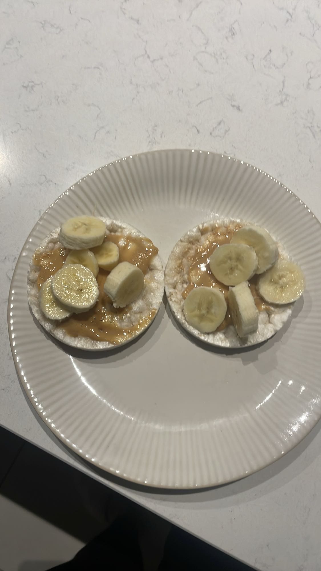 Rijstwafels met pindakaas en banaan