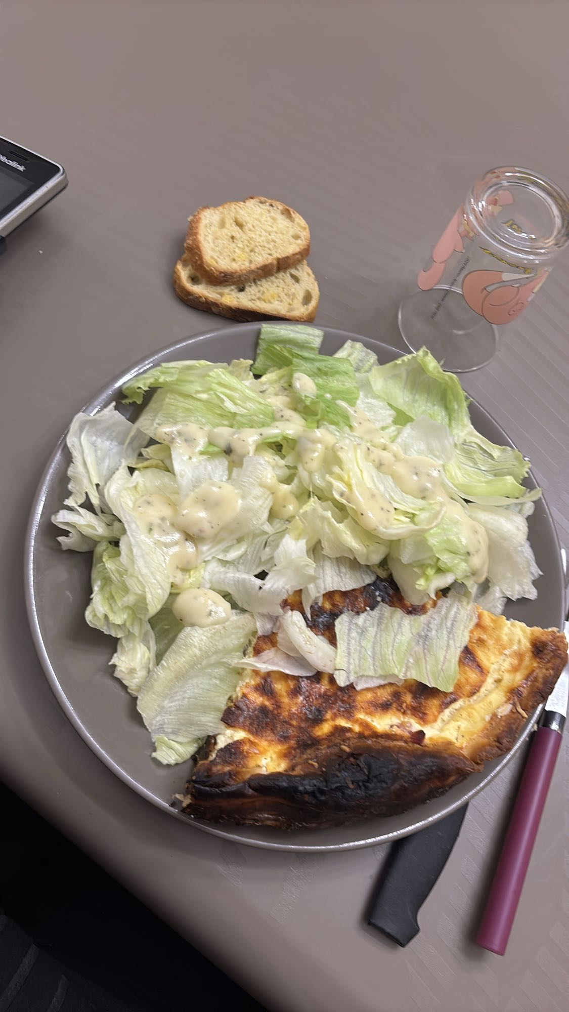 Quiche, salade et pain