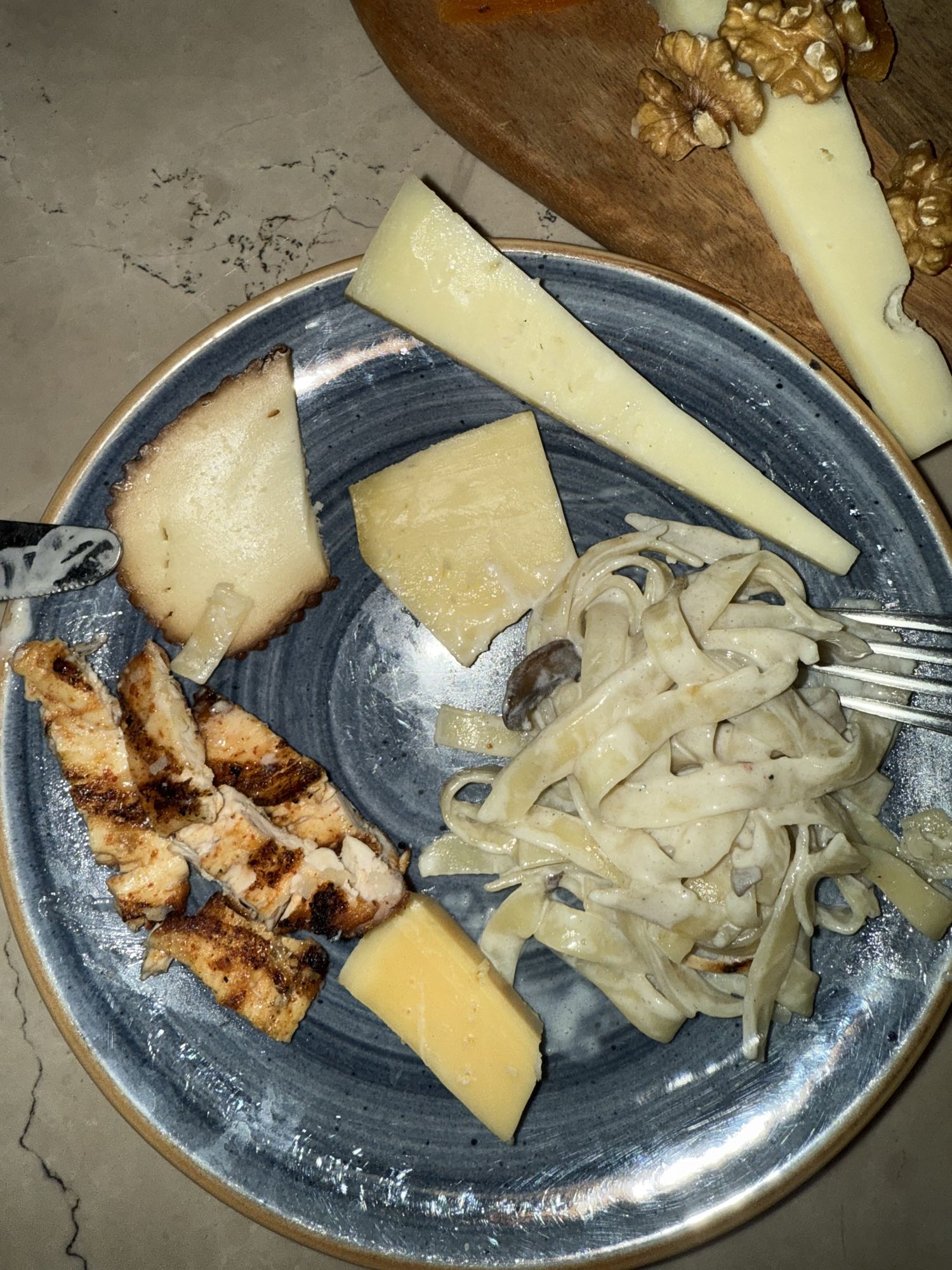 Tavuklu peynirli makarna tabağı