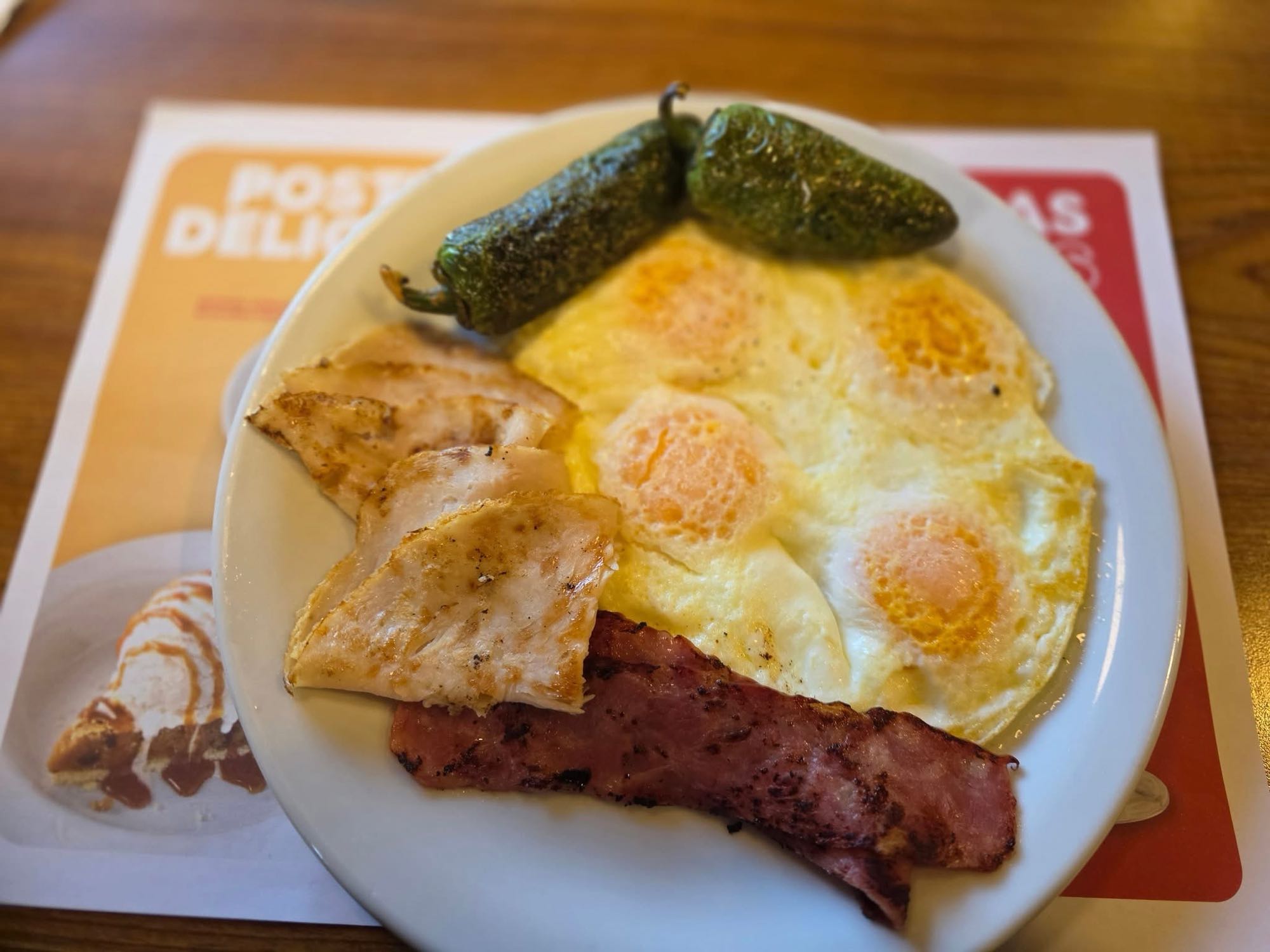 Desayuno con huevos y carne