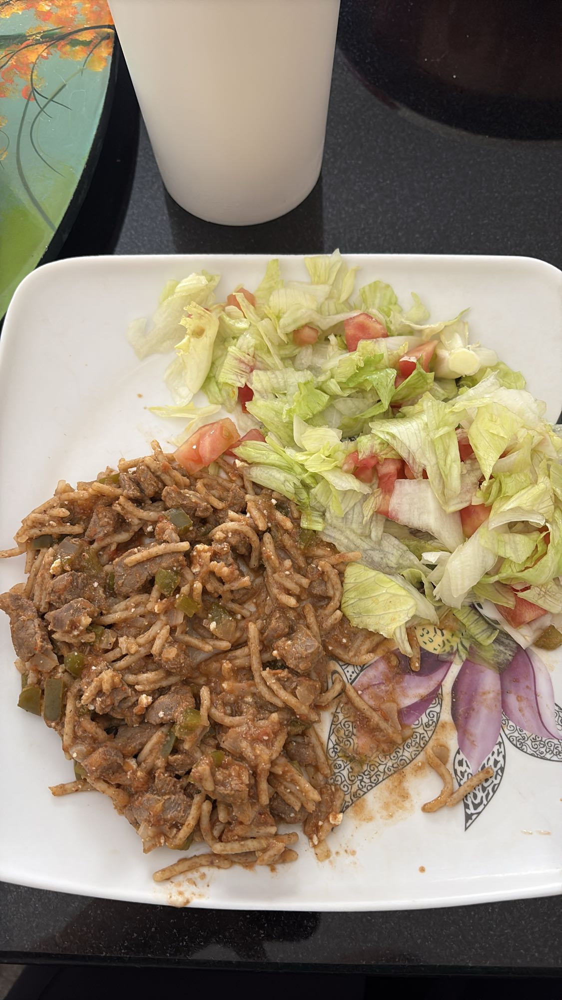 Fideos con carne y ensalada