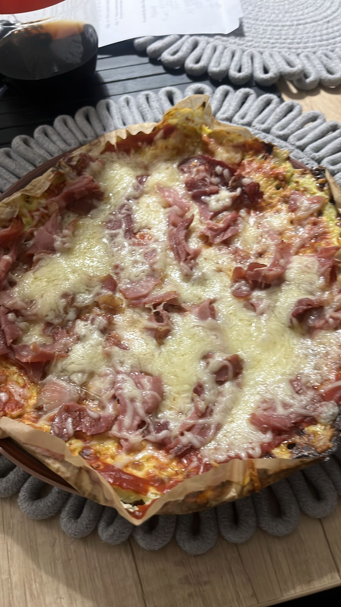 Pizza cu șuncă și brânză