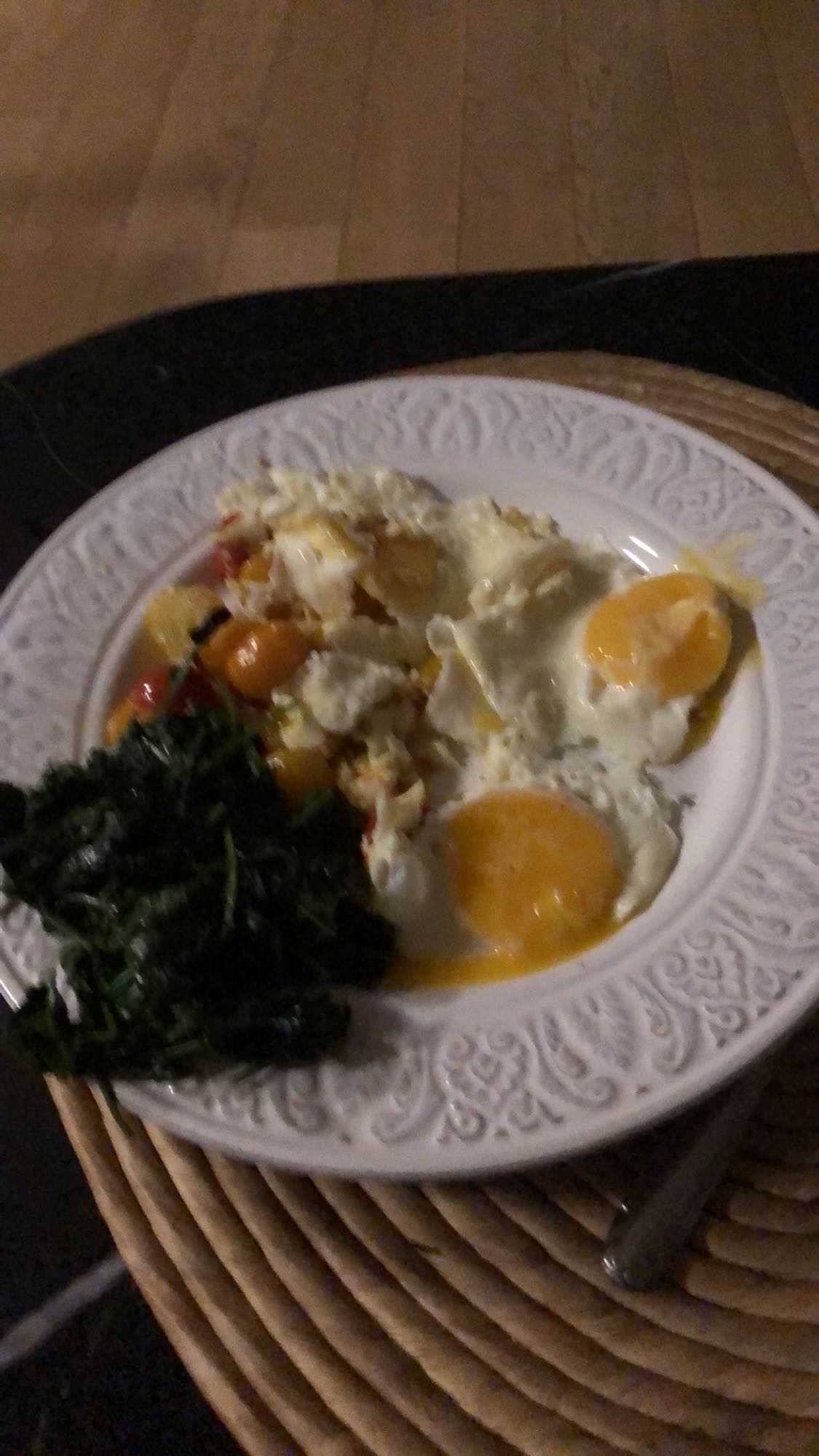 Oeufs et légumes sautés