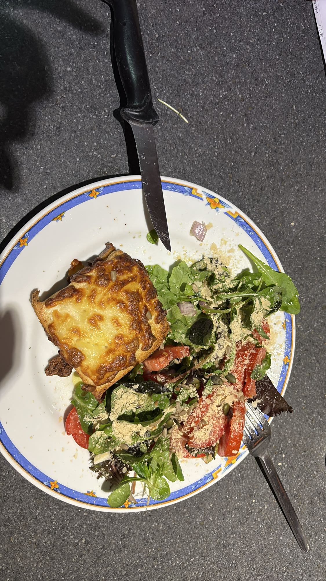 Tartine gratinée et salade