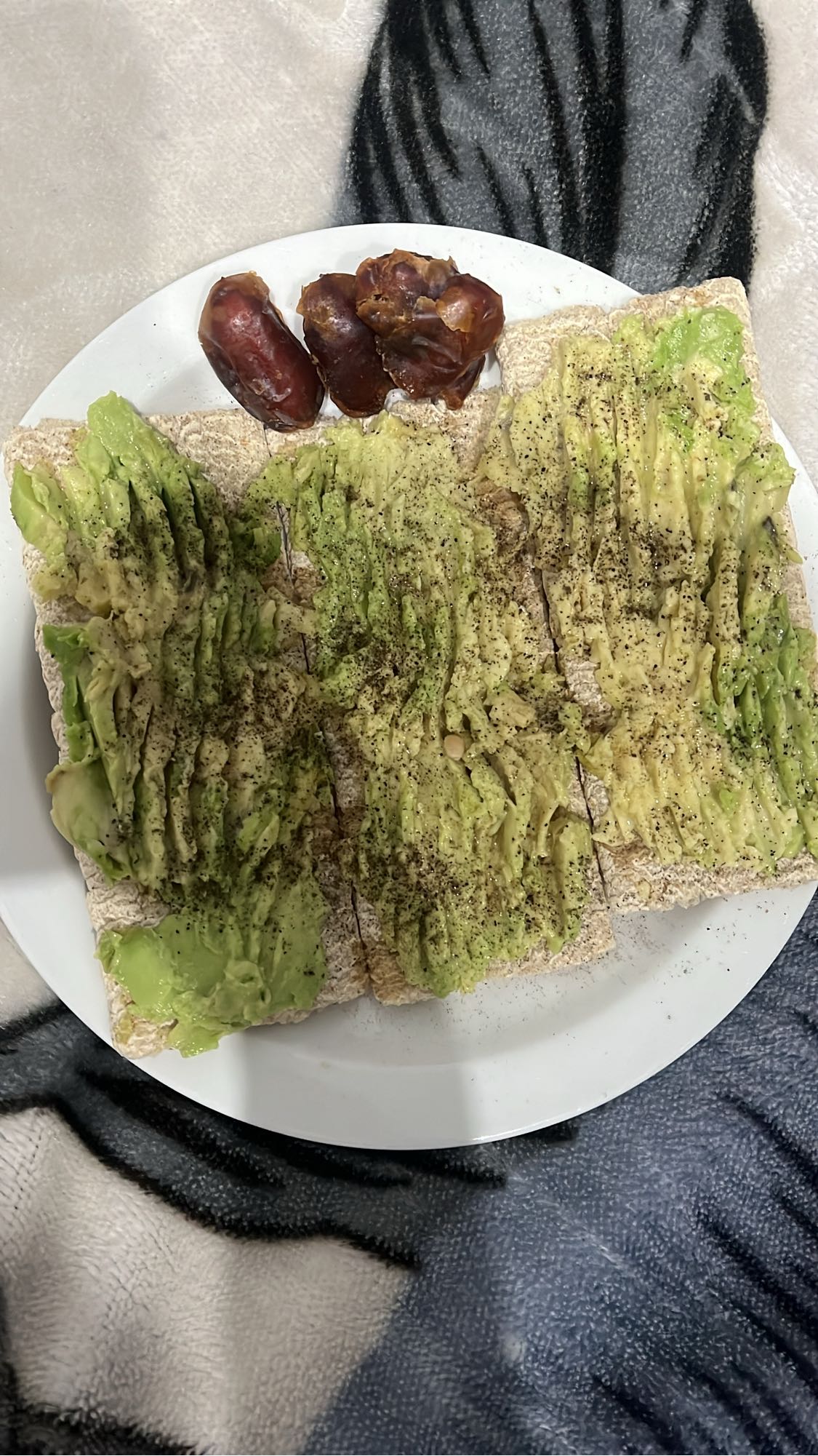 Avocado crispbread with dates