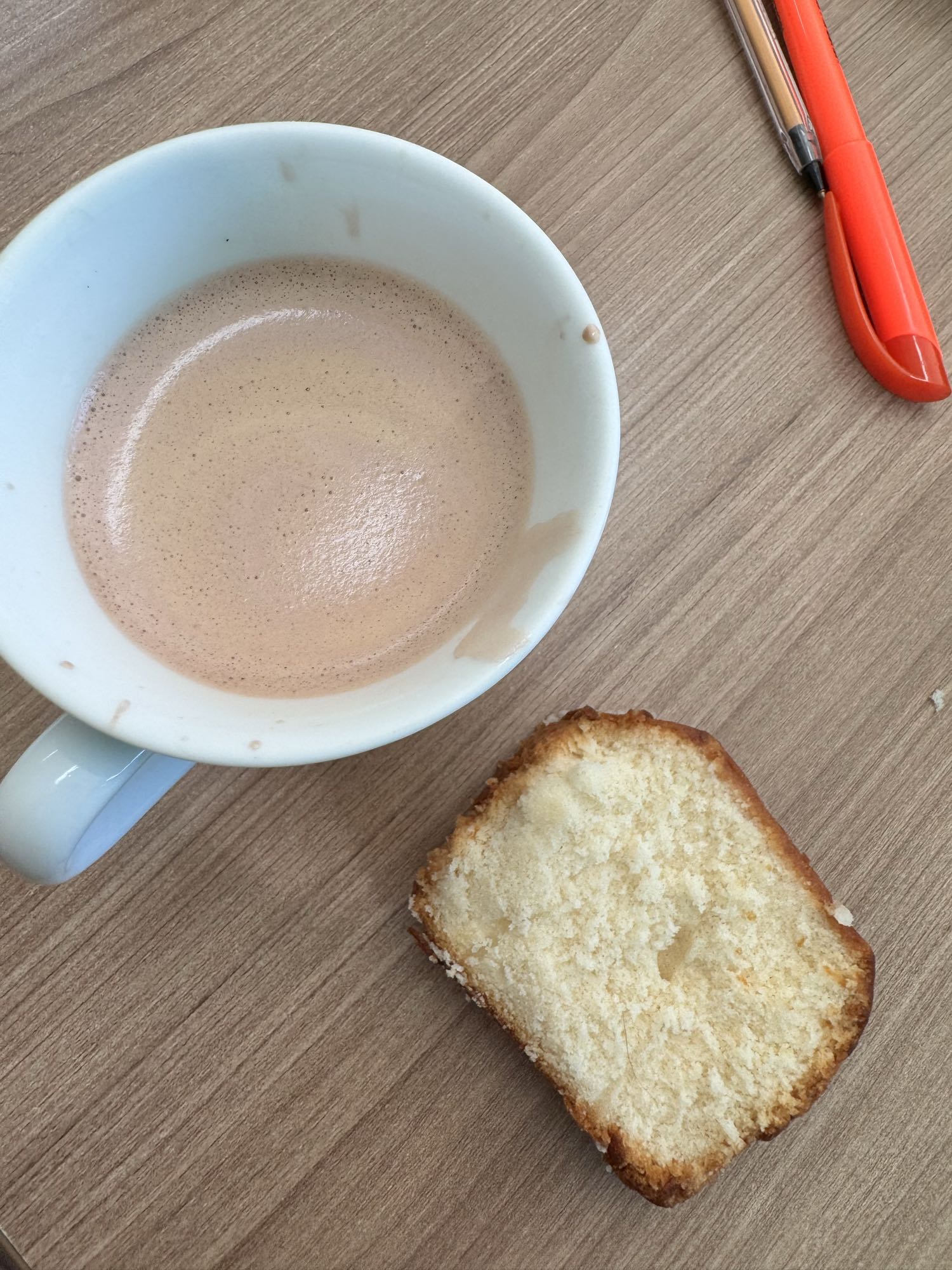 Bolo com chocolate quente