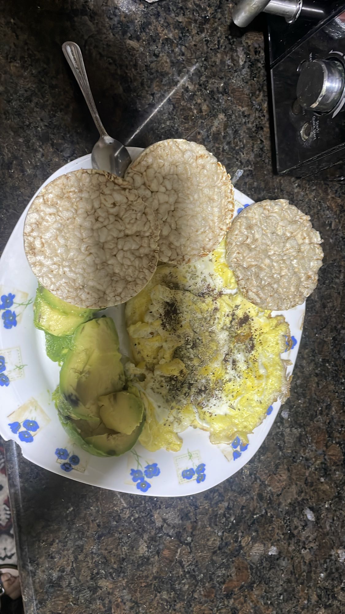 Eggs with avocado & rice cakes