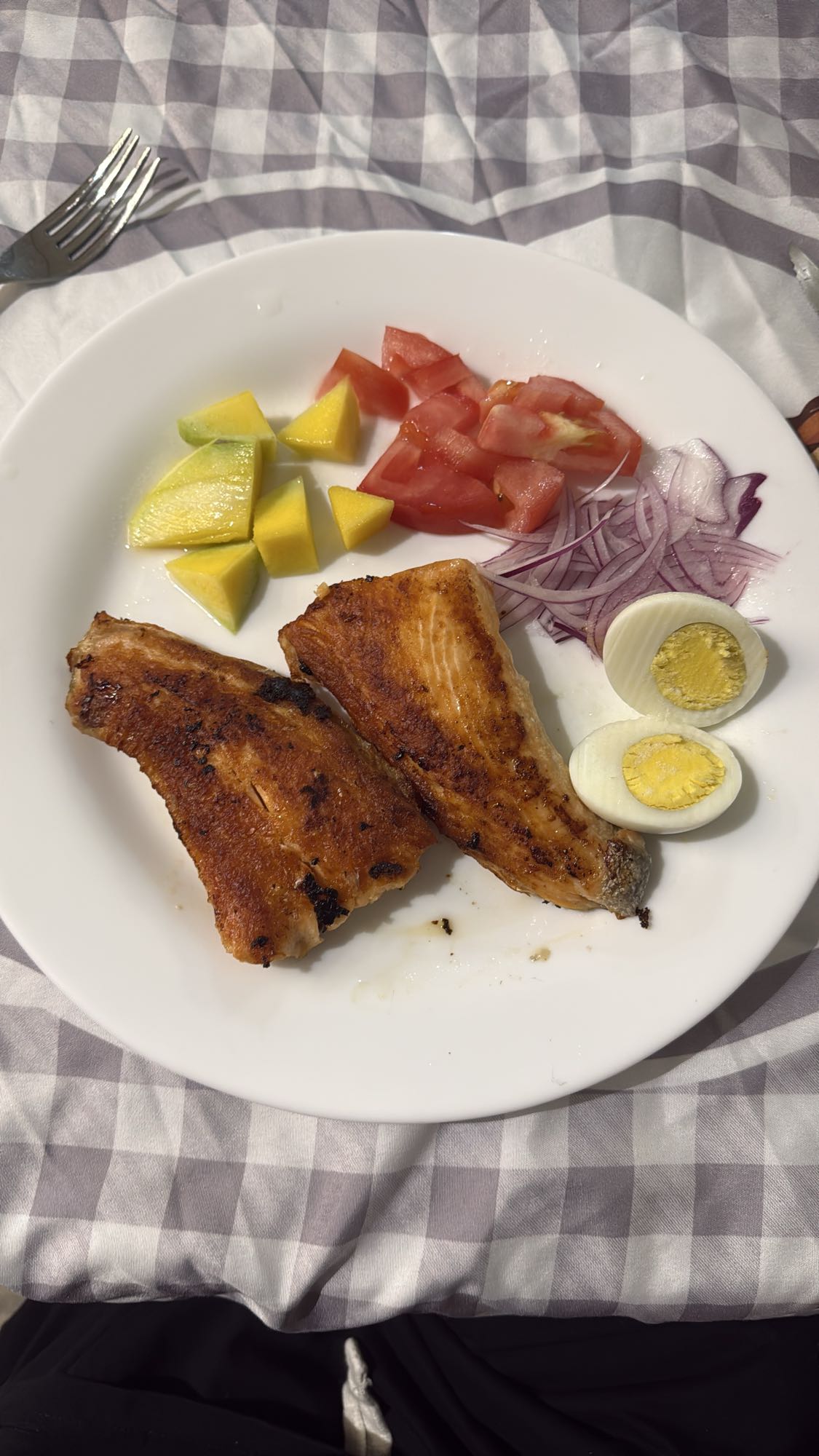 Salmão grelhado com legumes