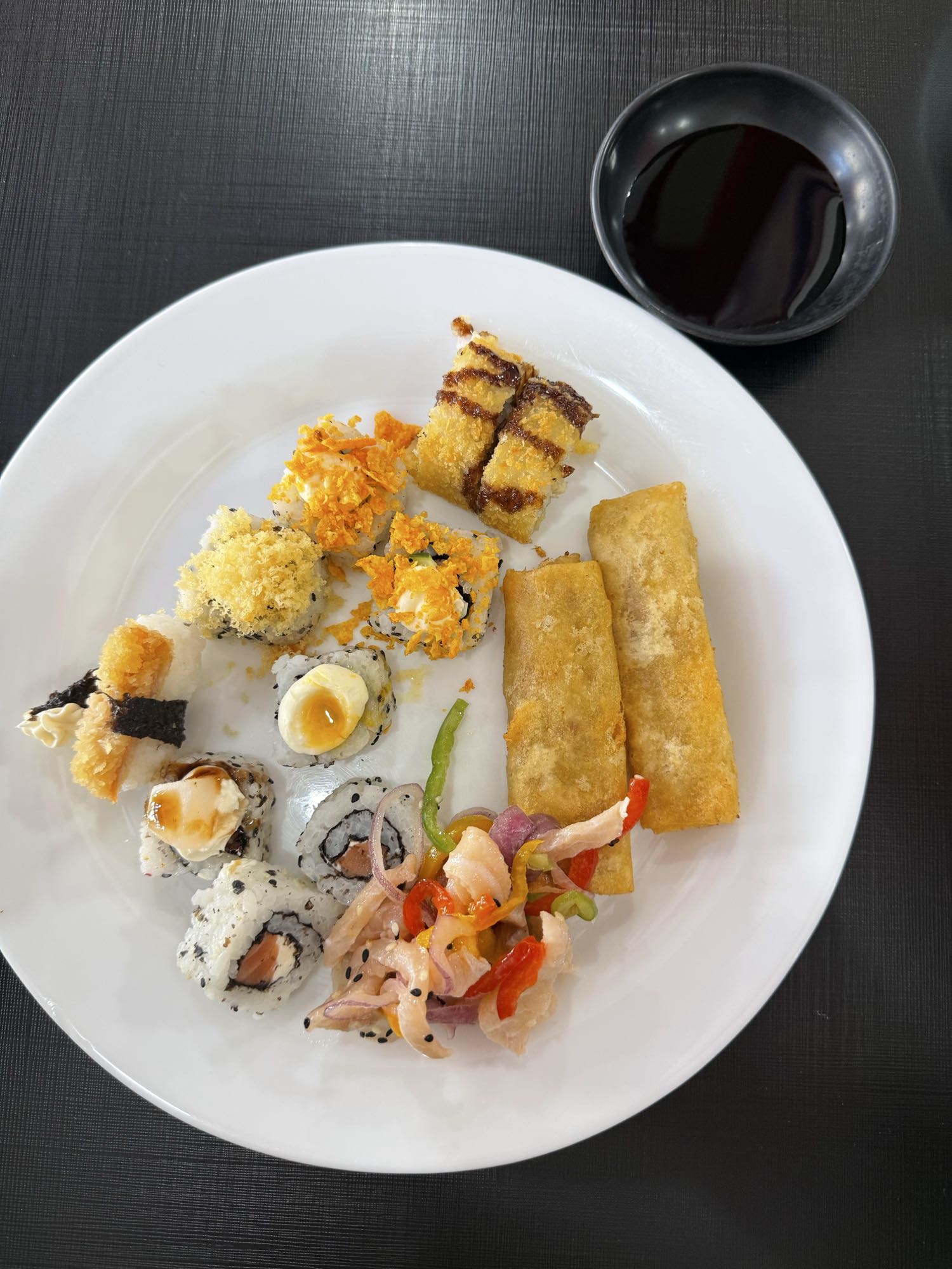 Prato de sushi variado