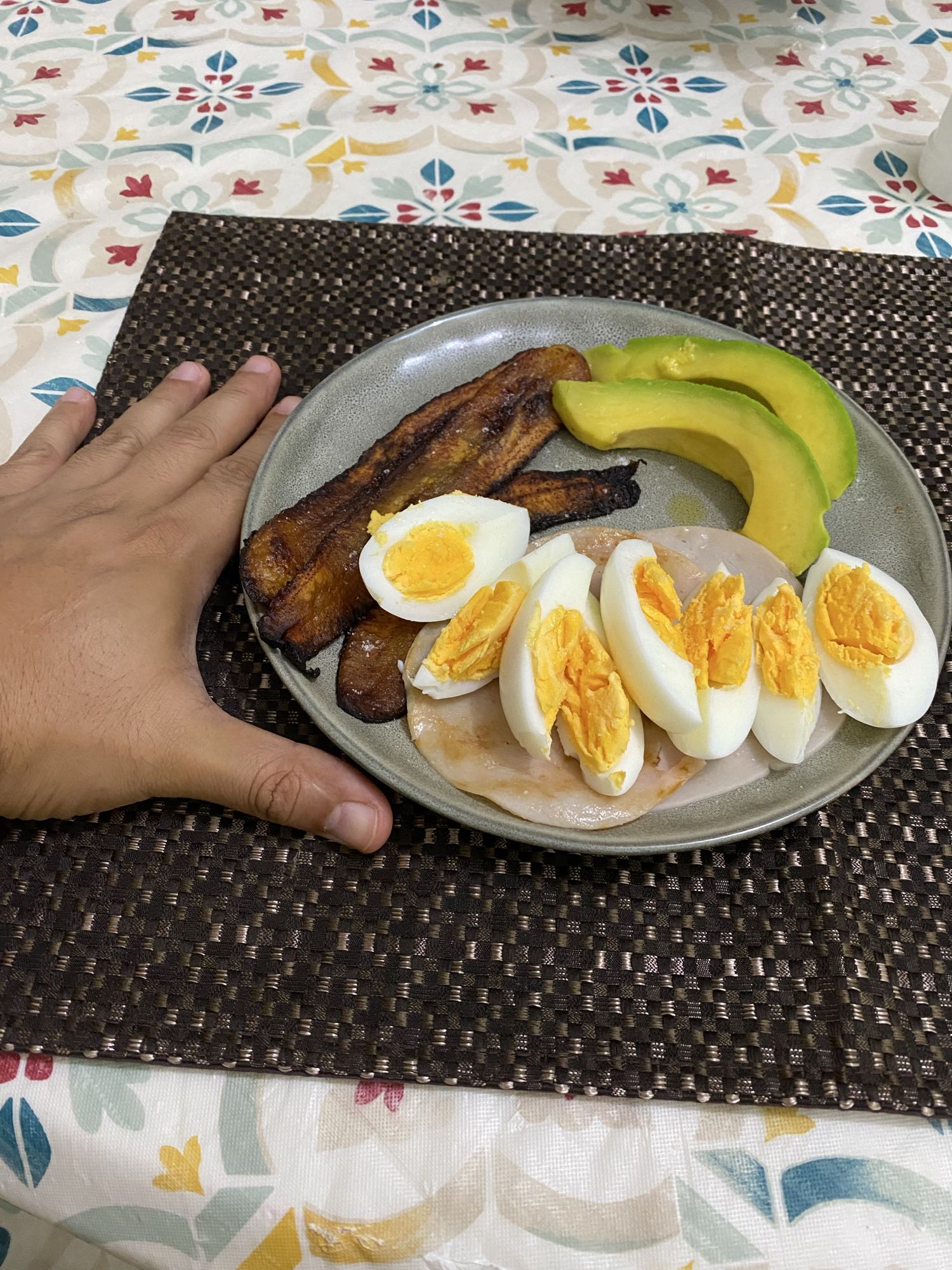 Desayuno con huevo y plátano