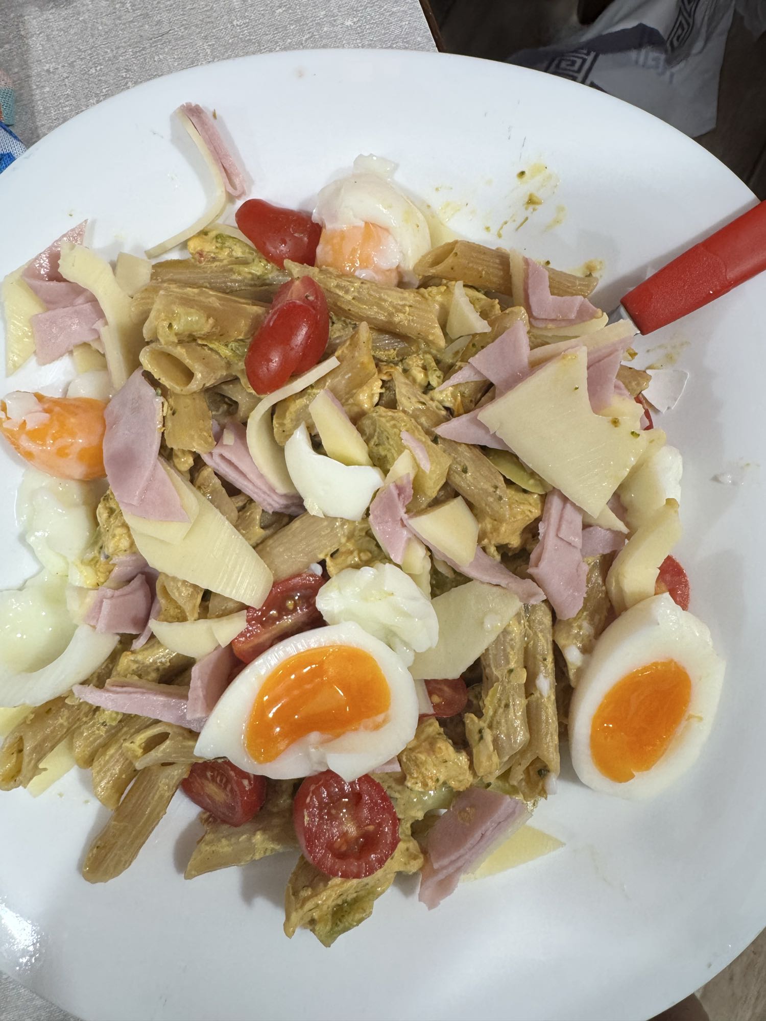 Salada de macarrão com ovo