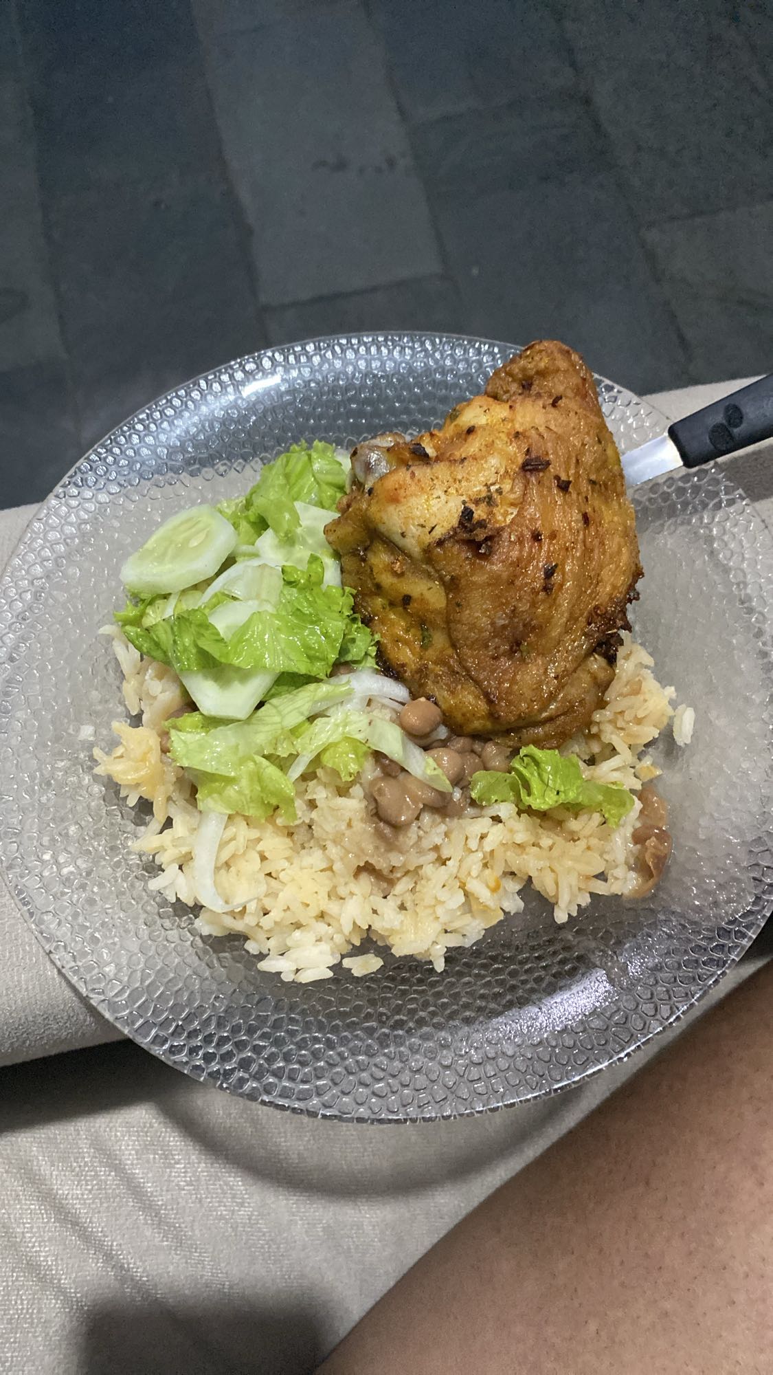 Frango com arroz e salada