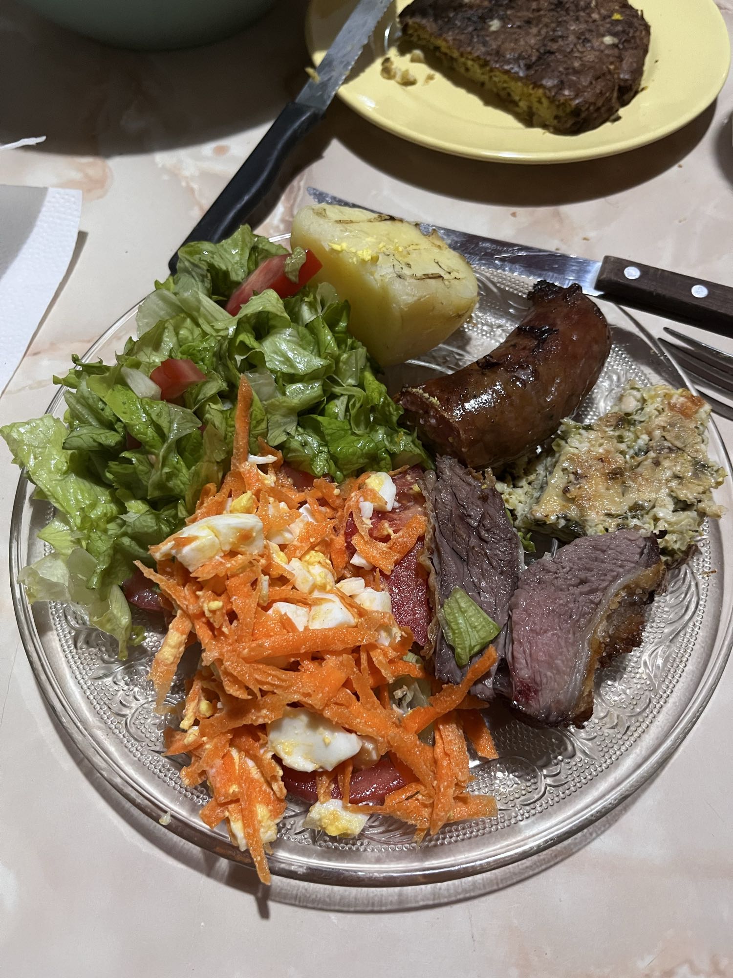 Plato variado con ensalada