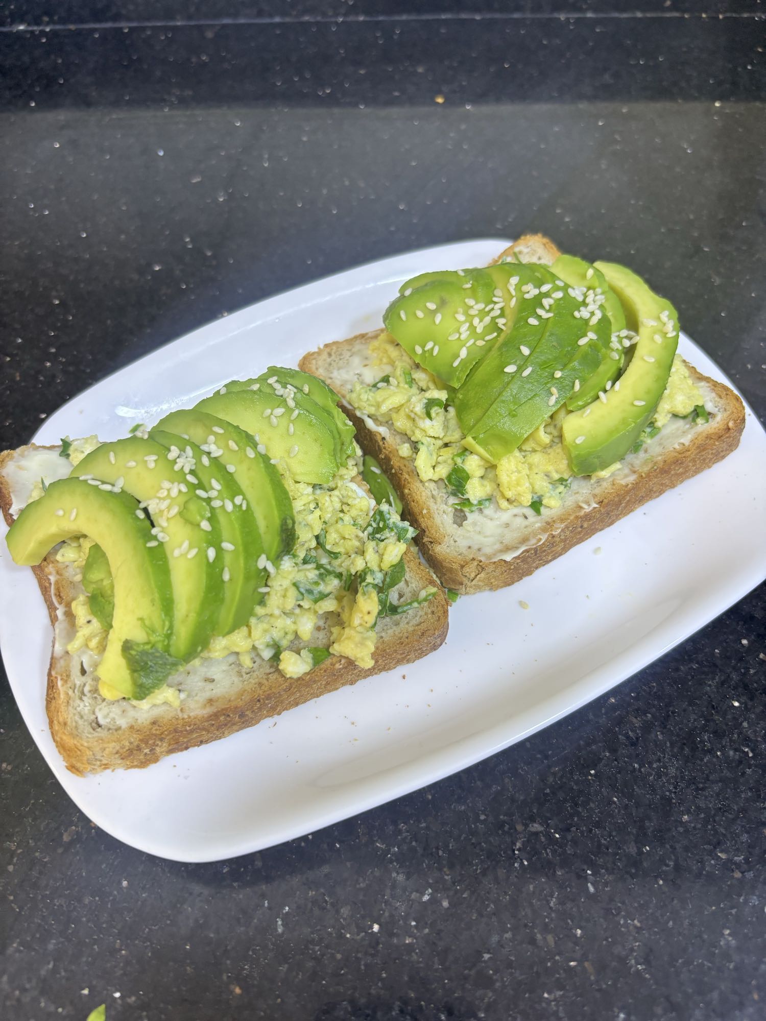 Tartines avocat œufs